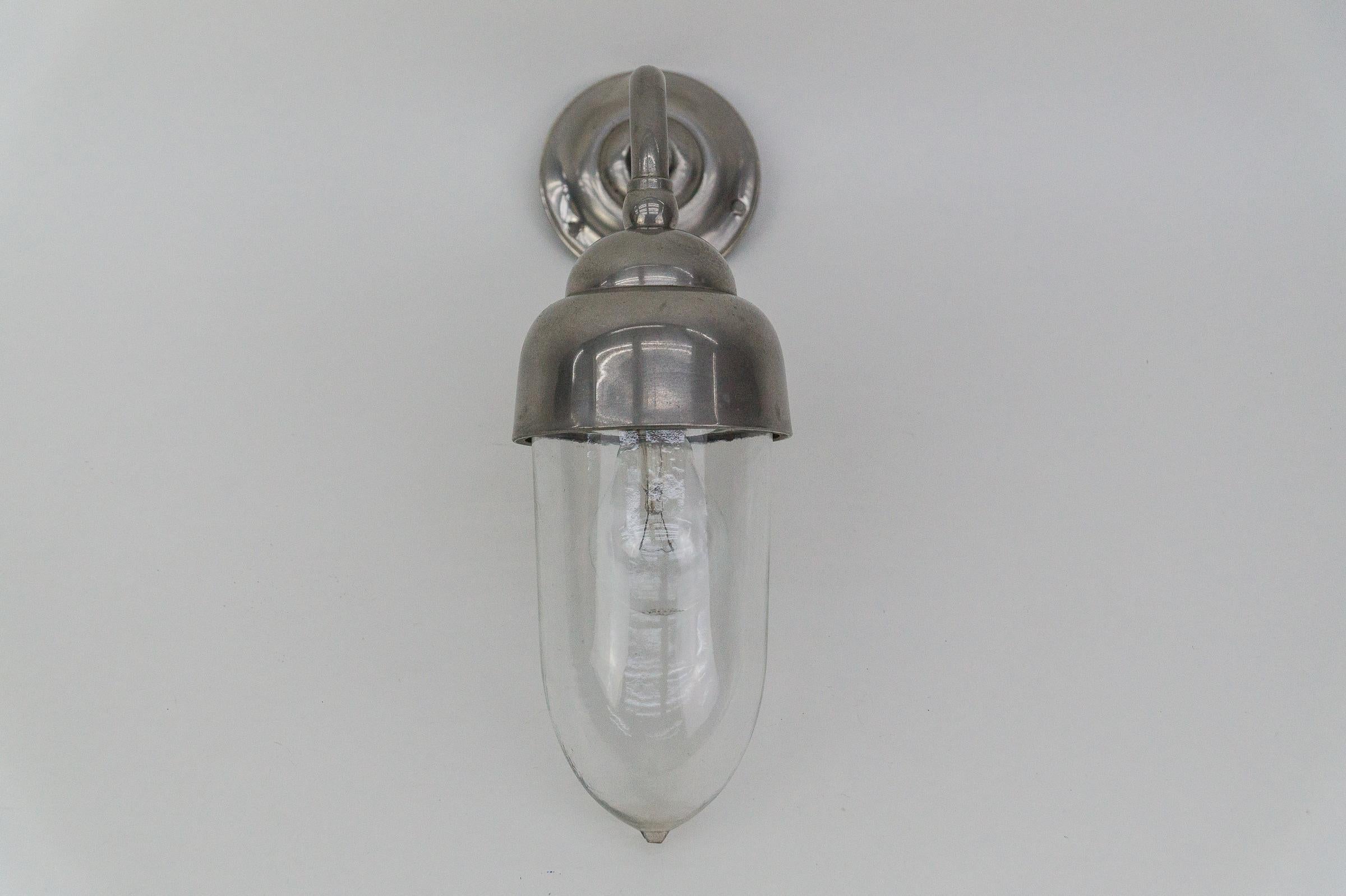 Executed in nickel-plated and glass and comes with 1x E27 / E26 Edison screw fit bulb holder, is wired and in working condition. It runs both on 110/230 Volt.
  