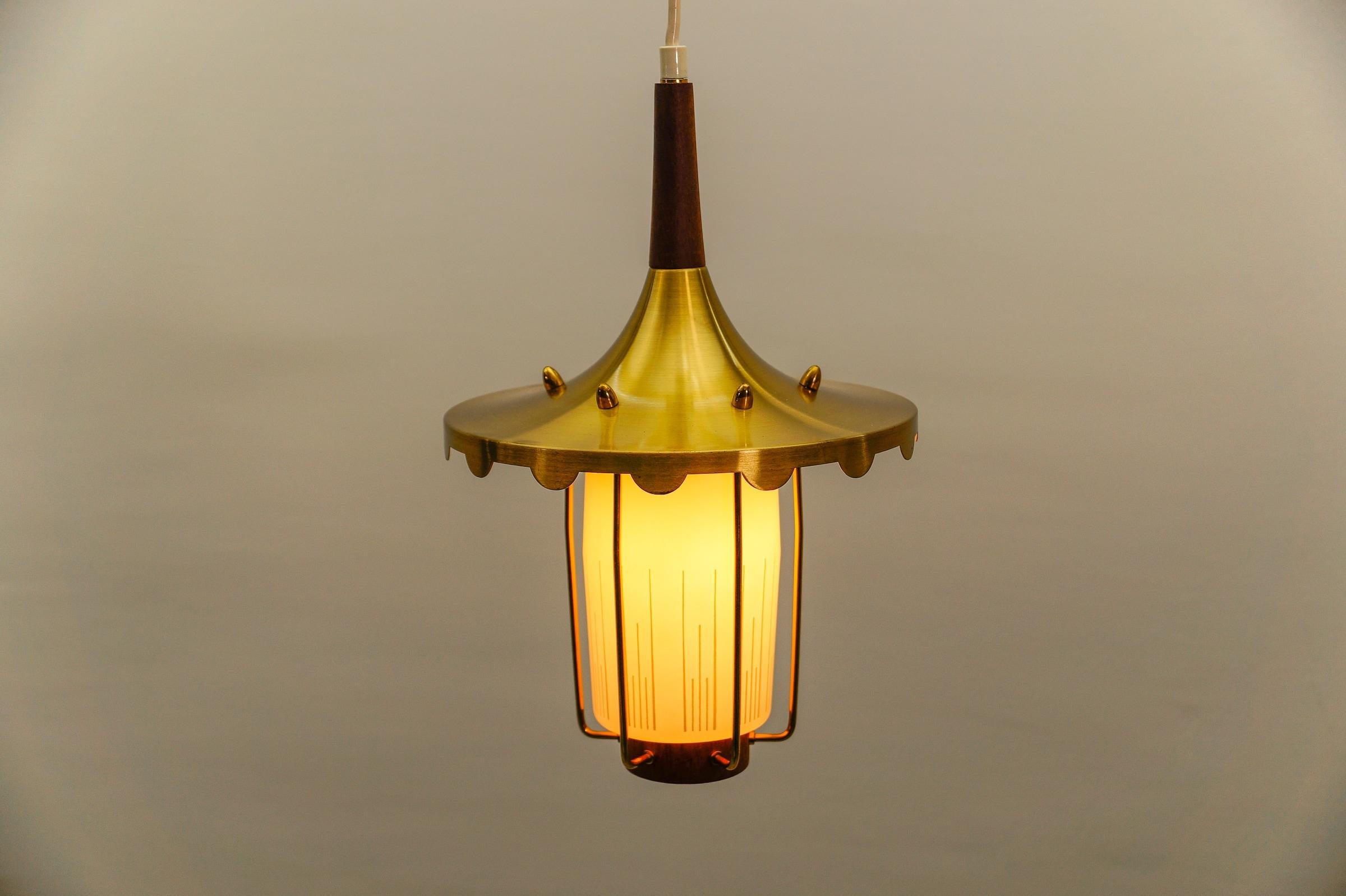 Graziosa e rara lampada scandinava in teak, vetro opalino e ottone, anni '60 in vendita 3