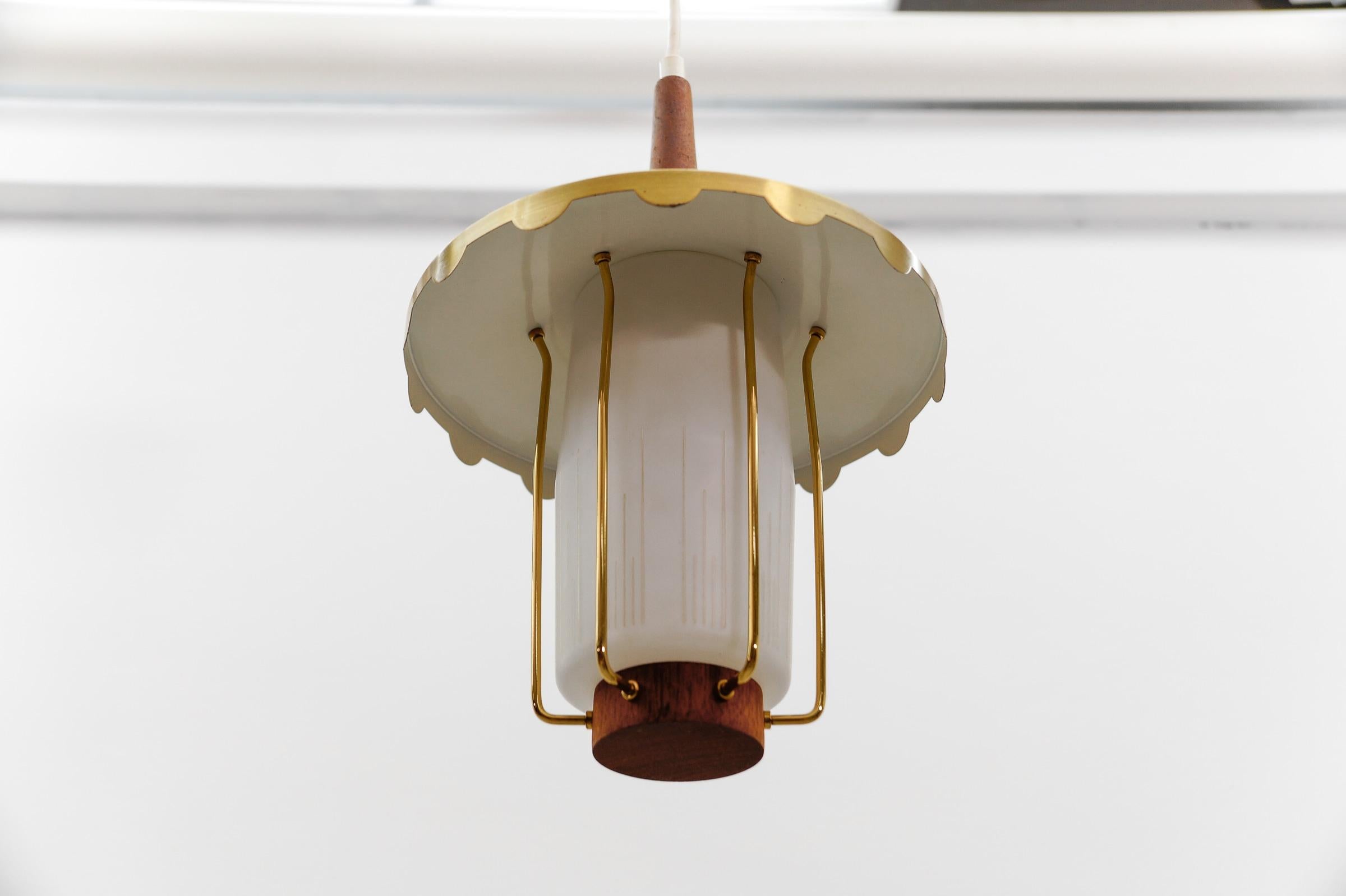 Graziosa e rara lampada scandinava in teak, vetro opalino e ottone, anni '60 in vendita 4