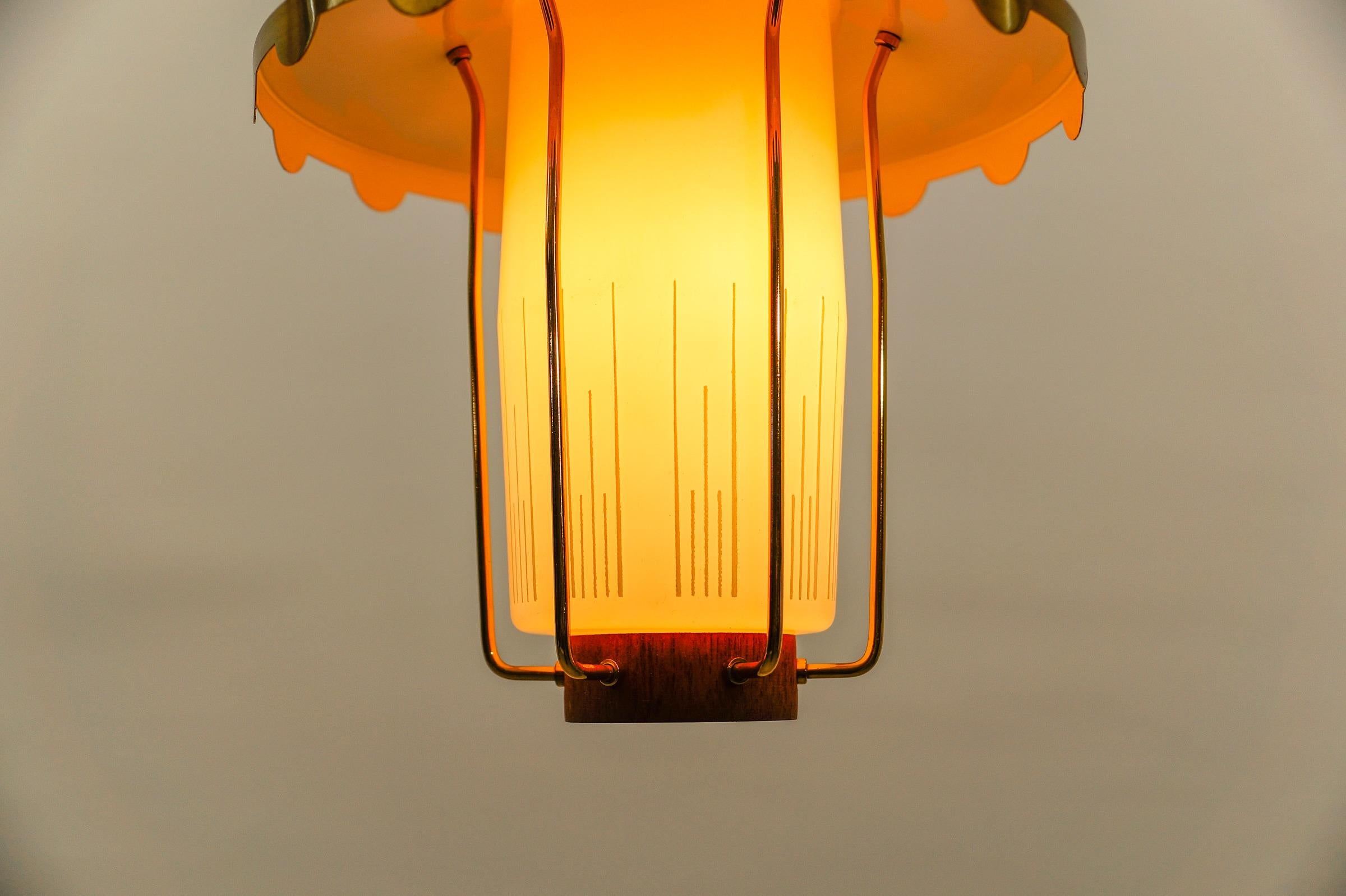 Graziosa e rara lampada scandinava in teak, vetro opalino e ottone, anni '60 in vendita 6