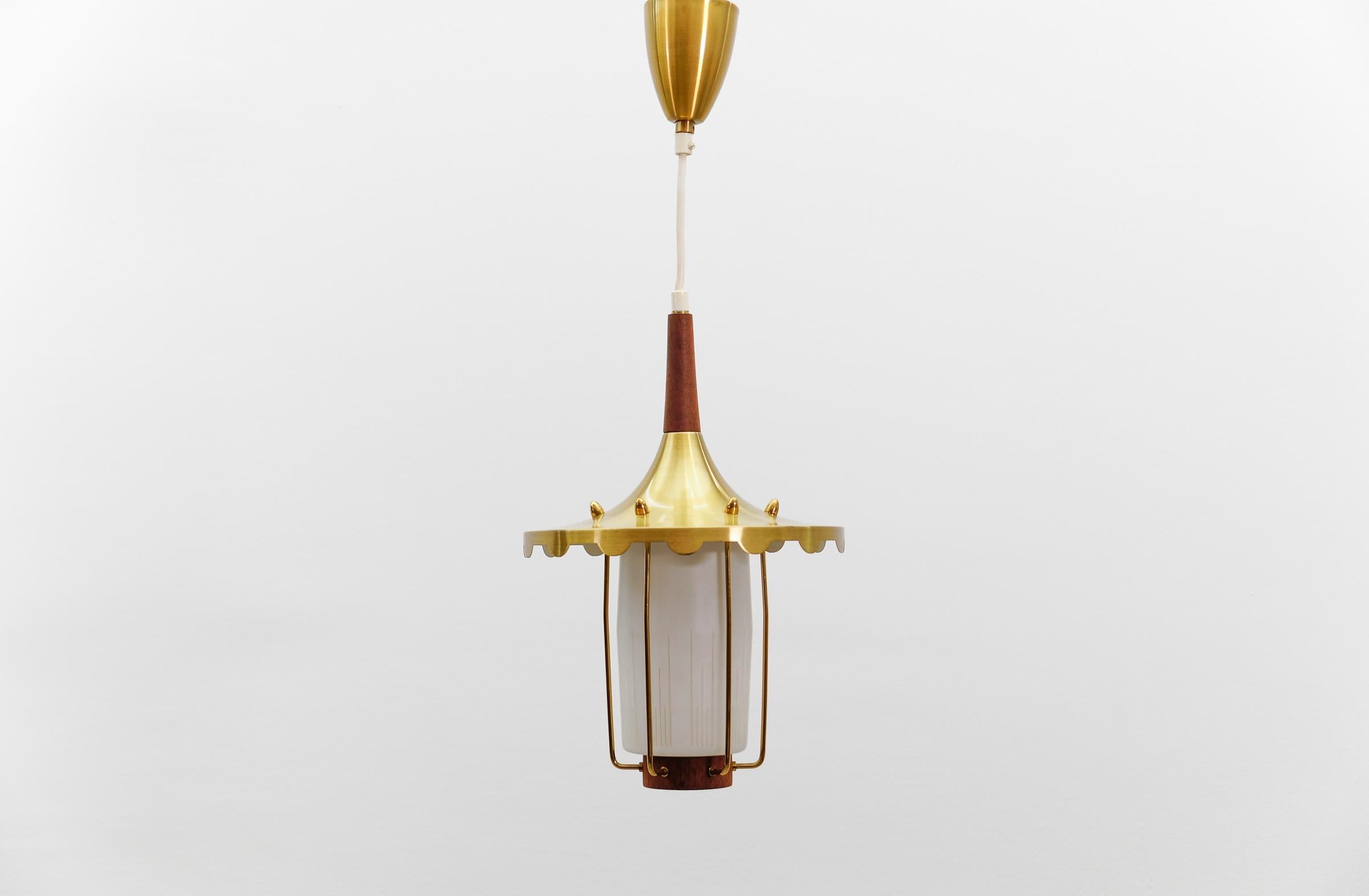 
La lampada è dotata di lampadine a vite Edison E27. È cablato e funzionante. Funziona sia a 110 che a 230 volt.

Buone condizioni originali d'epoca. Usura coerente con l'uso e l'età.

È possibile installare questo apparecchio in tutti i paesi