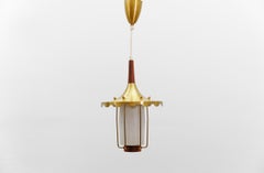 Preciosa y rara lámpara escandinava de teca, cristal opalino y latón, años 60