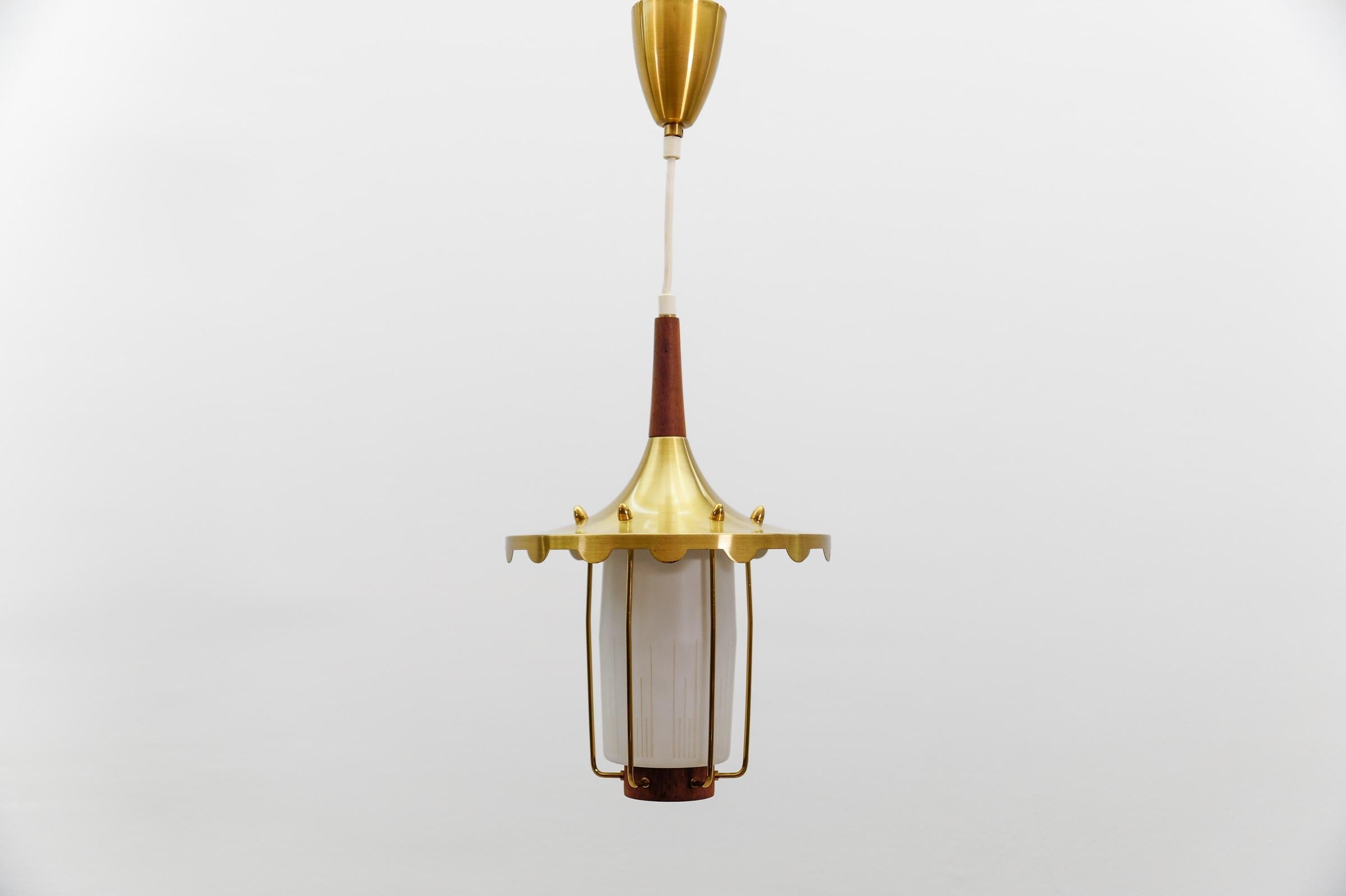 Scandinavo moderno Graziosa e rara lampada scandinava in teak, vetro opalino e ottone, anni '60 in vendita