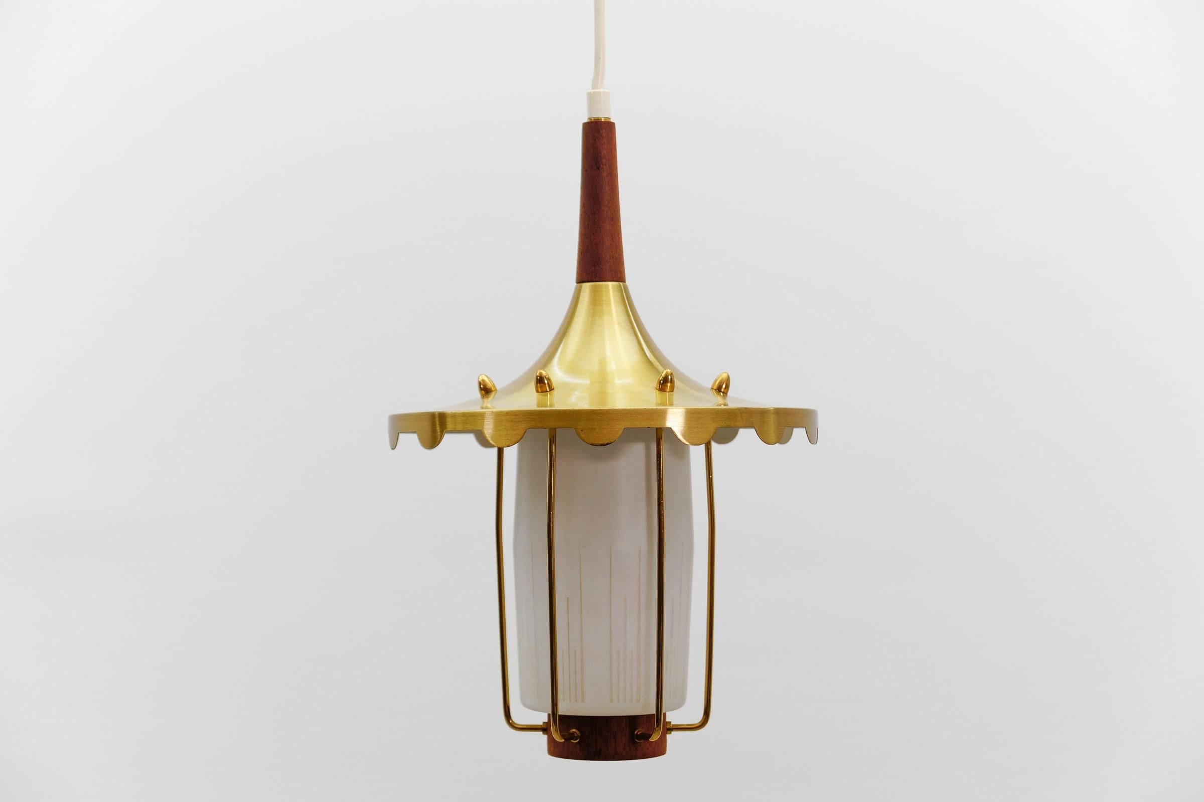 Svedese Graziosa e rara lampada scandinava in teak, vetro opalino e ottone, anni '60 in vendita
