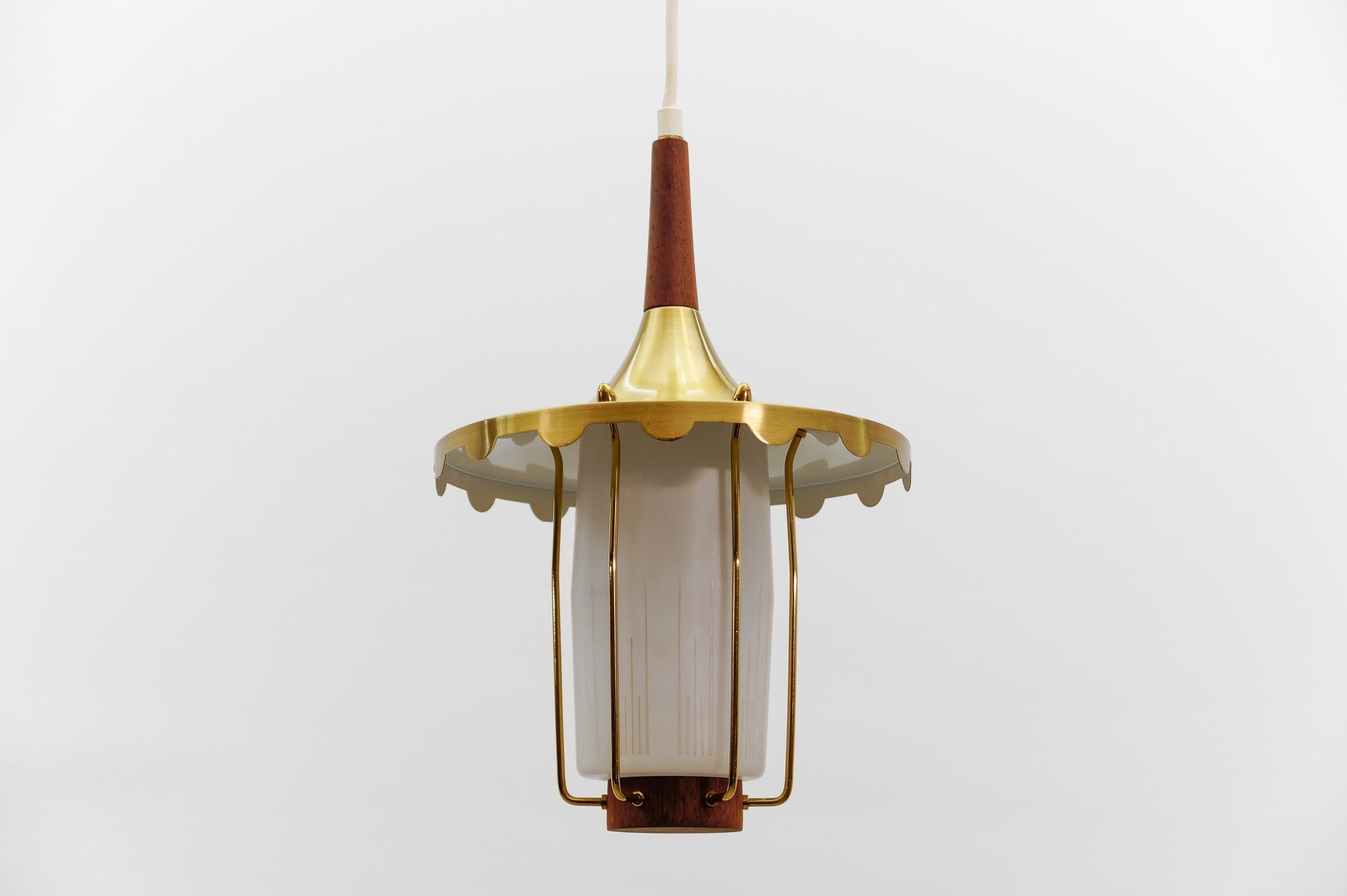 Metà XX secolo Graziosa e rara lampada scandinava in teak, vetro opalino e ottone, anni '60 in vendita