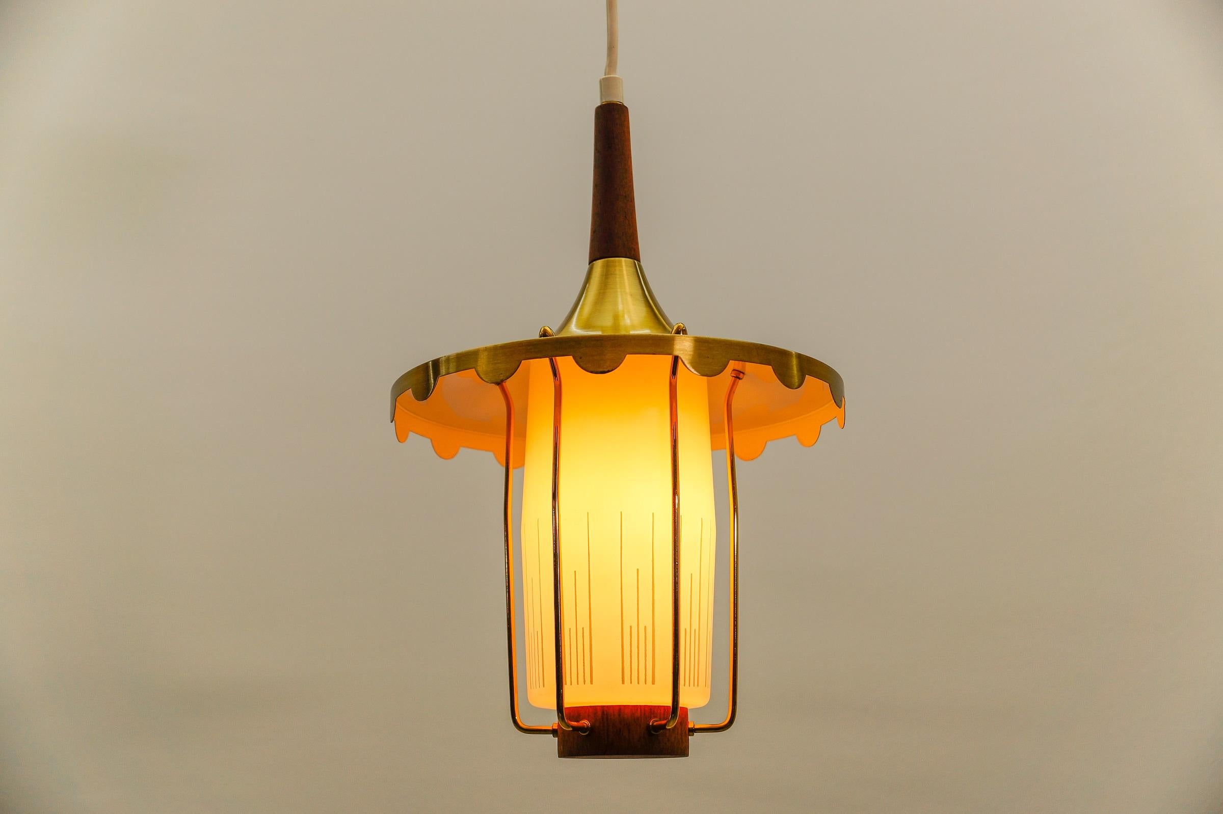 Metallo Graziosa e rara lampada scandinava in teak, vetro opalino e ottone, anni '60 in vendita