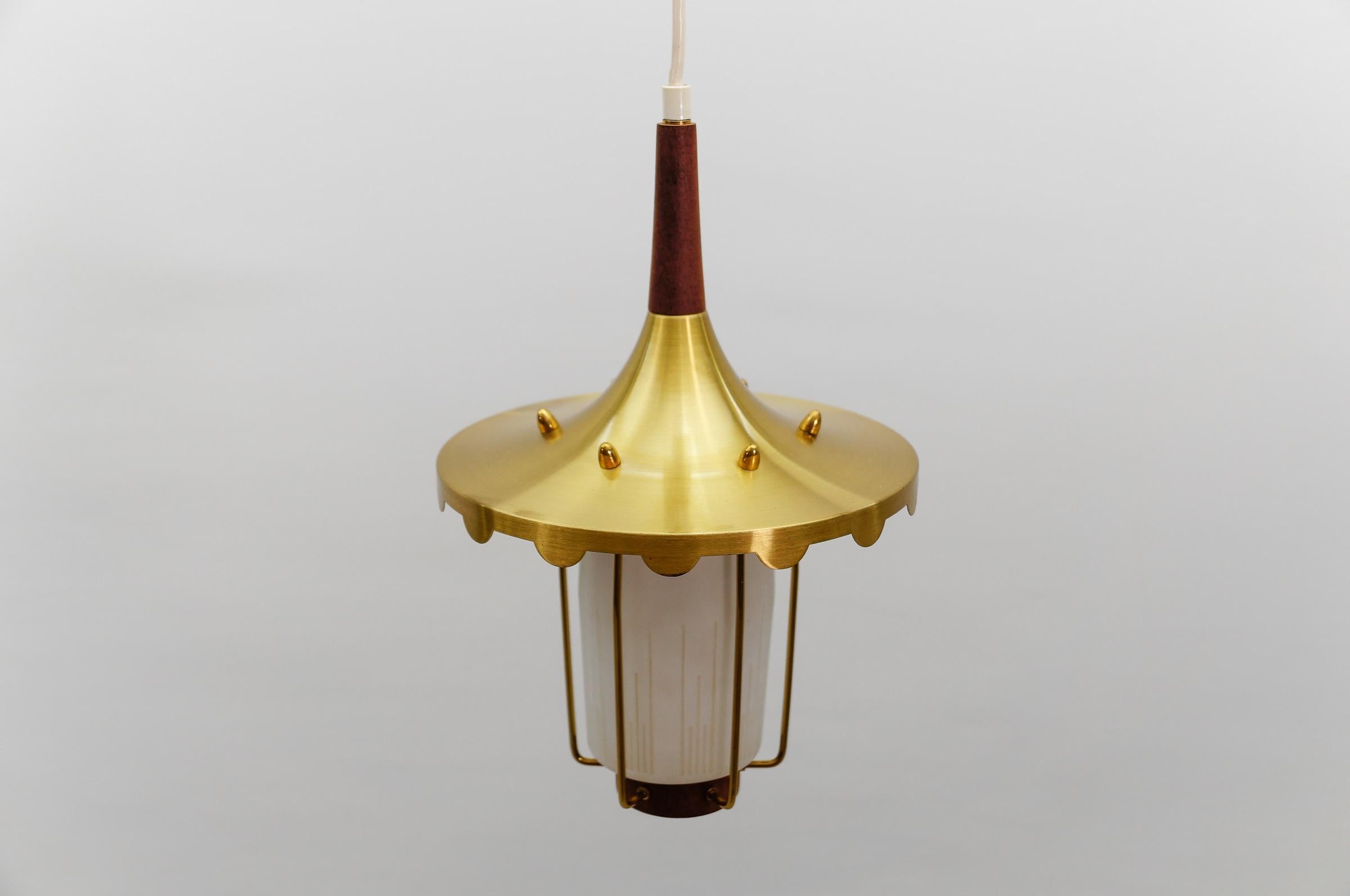 Graziosa e rara lampada scandinava in teak, vetro opalino e ottone, anni '60 in vendita 2