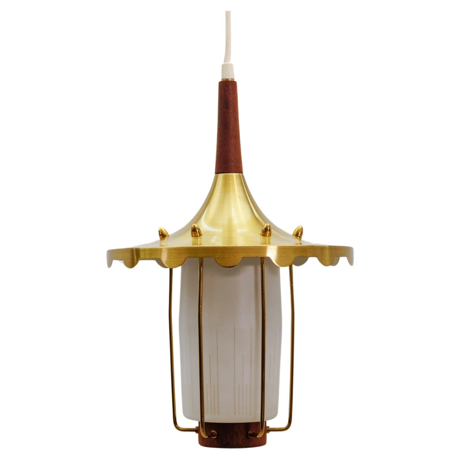 Jolie et rare lampe scandinave en teck, verre opalin et laiton, années 1960