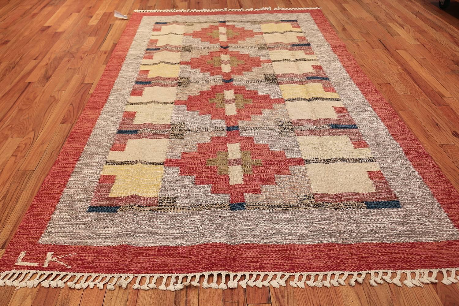 Lovely and Vibrant Vintage Swedish Kilim. Size: 6 ft x 9 ft 9 in In Excellent Condition In New York, NY