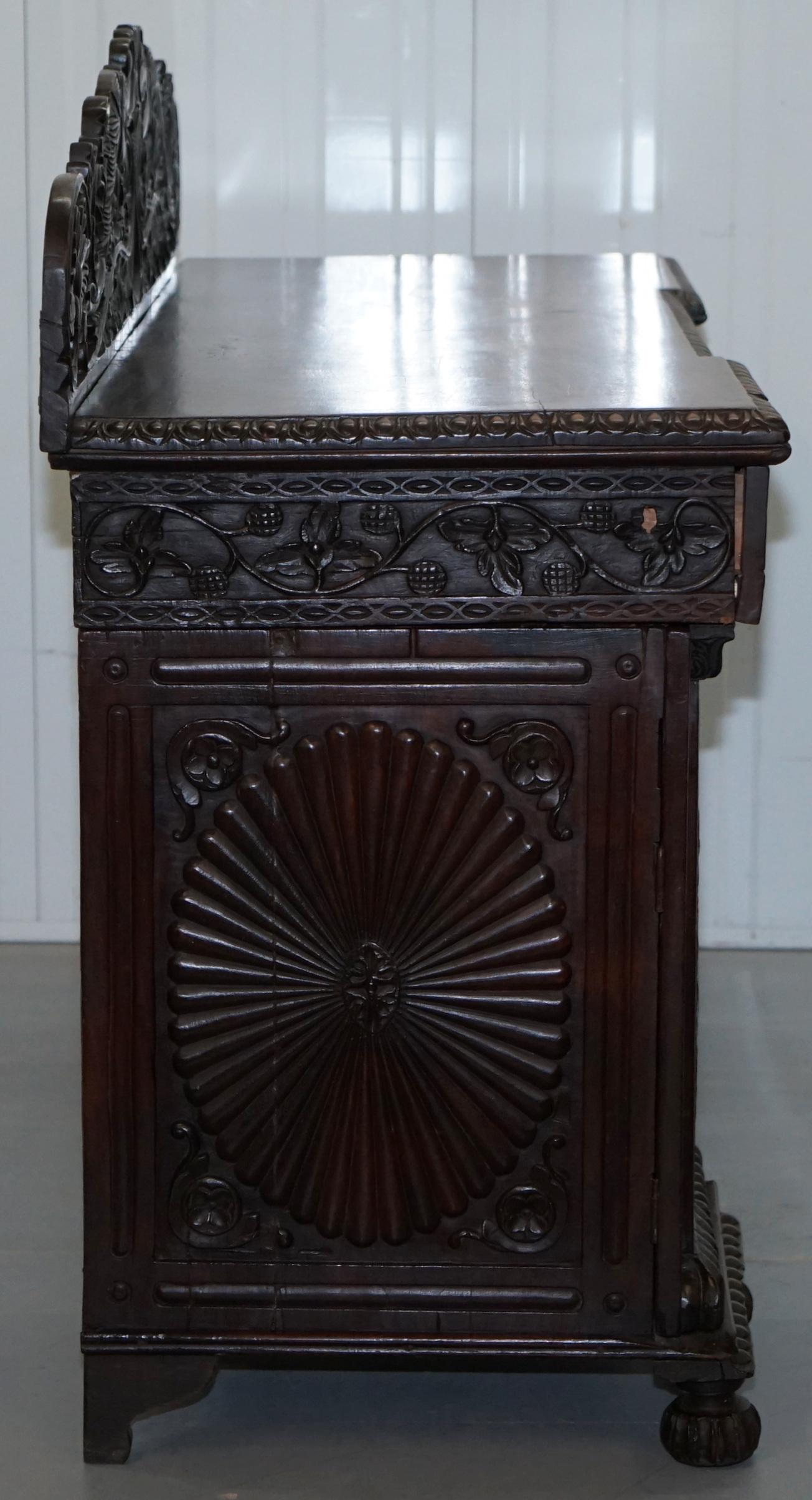 Deliziosa credenza anglo-birmana del XIX secolo intagliata a mano con cassetti e credenze in vendita 6