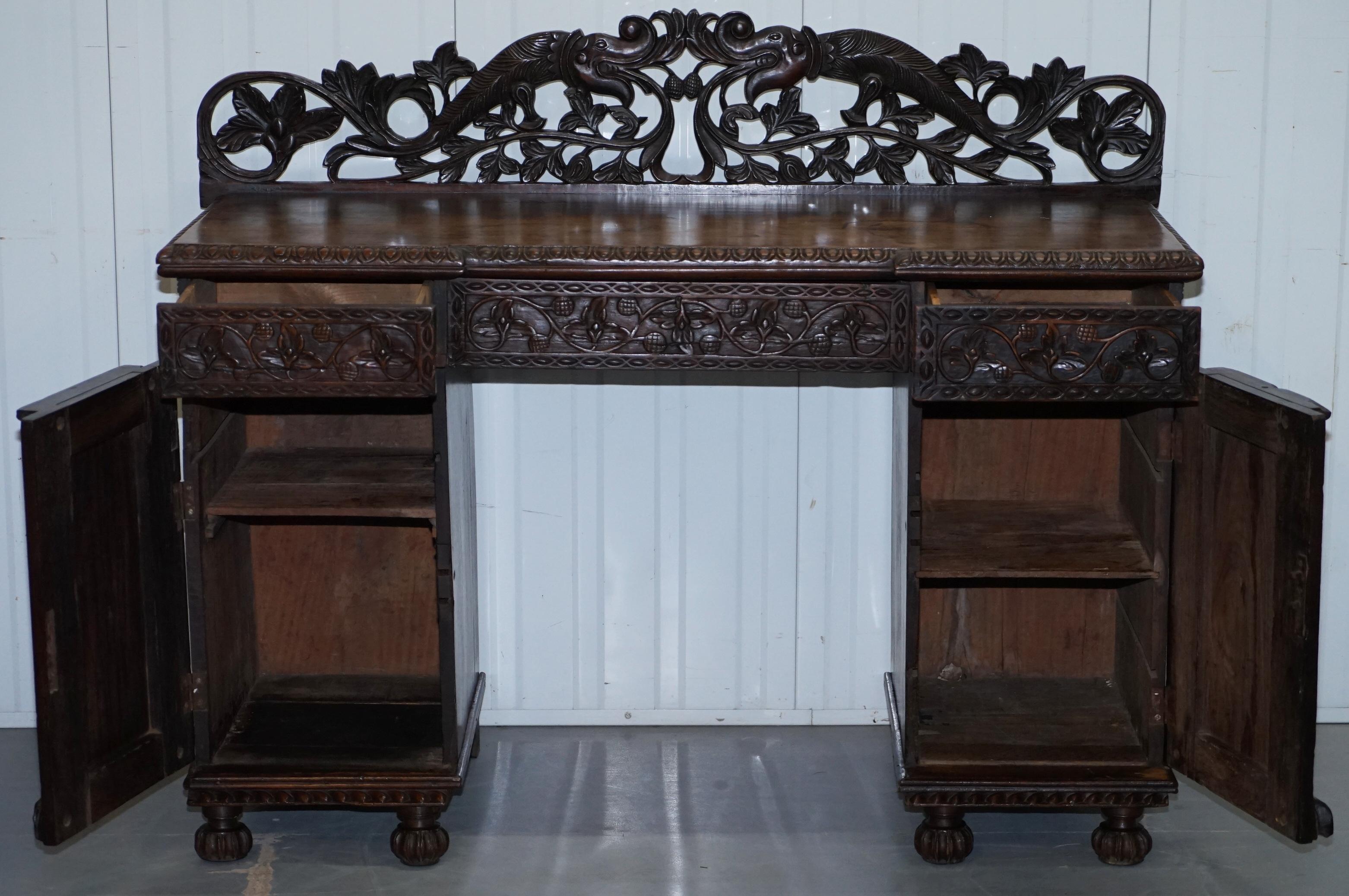 Deliziosa credenza anglo-birmana del XIX secolo intagliata a mano con cassetti e credenze in vendita 8