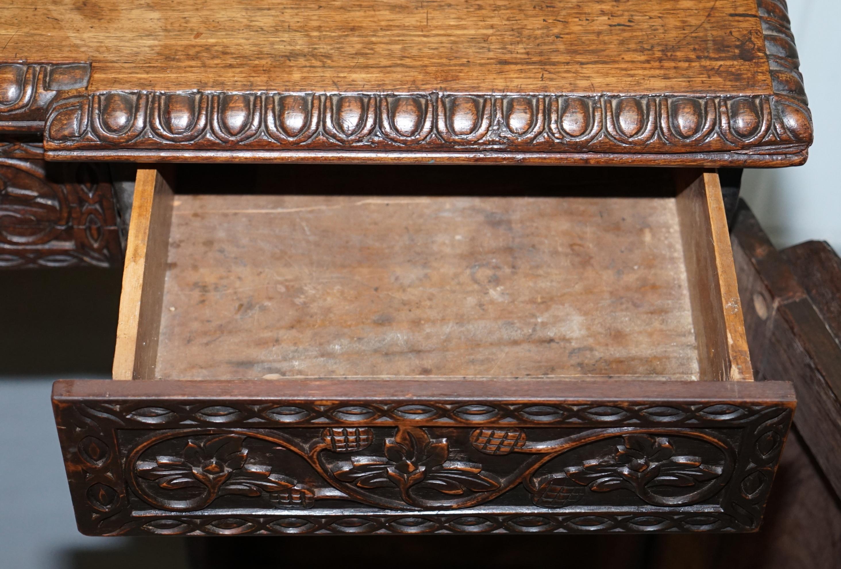 Deliziosa credenza anglo-birmana del XIX secolo intagliata a mano con cassetti e credenze in vendita 11
