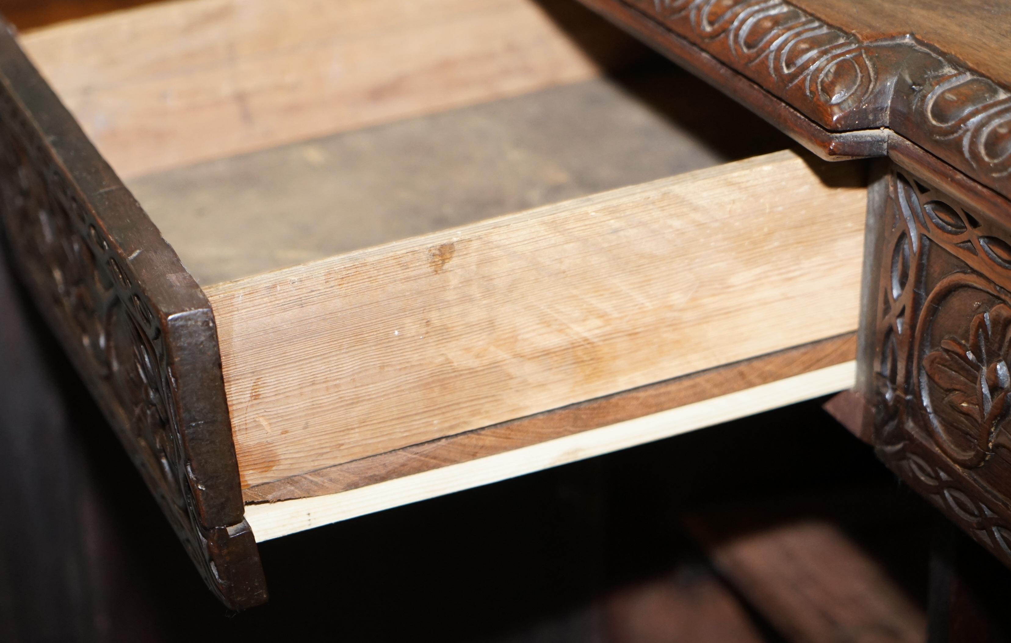 Schönes handgeschnitztes anglo-Burmese Sideboard des 19. Jahrhunderts mit Schubladen und Schränken im Angebot 14