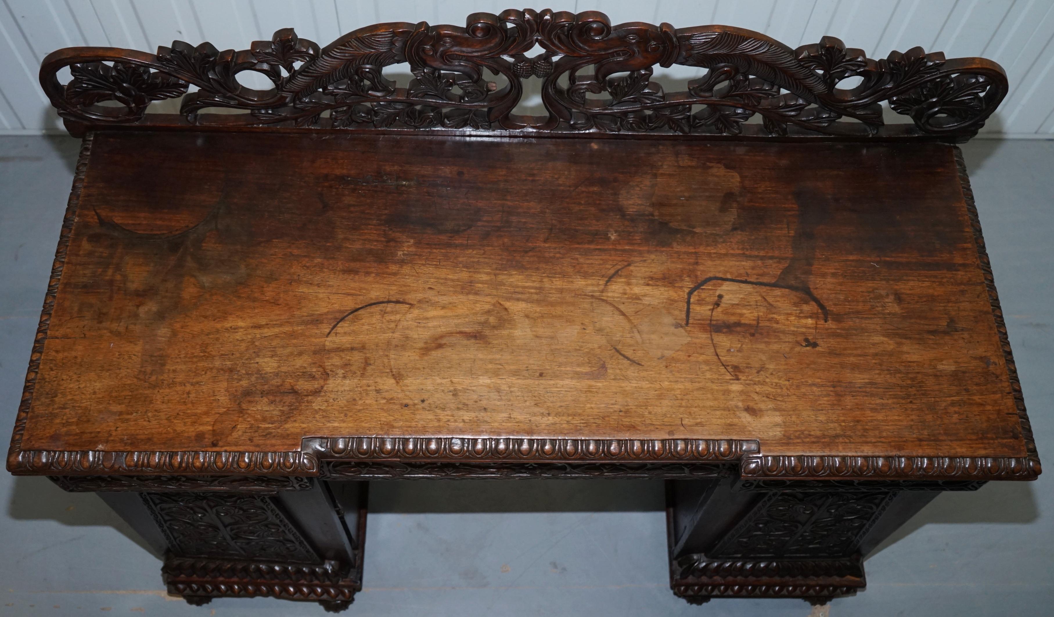 Legno Deliziosa credenza anglo-birmana del XIX secolo intagliata a mano con cassetti e credenze in vendita
