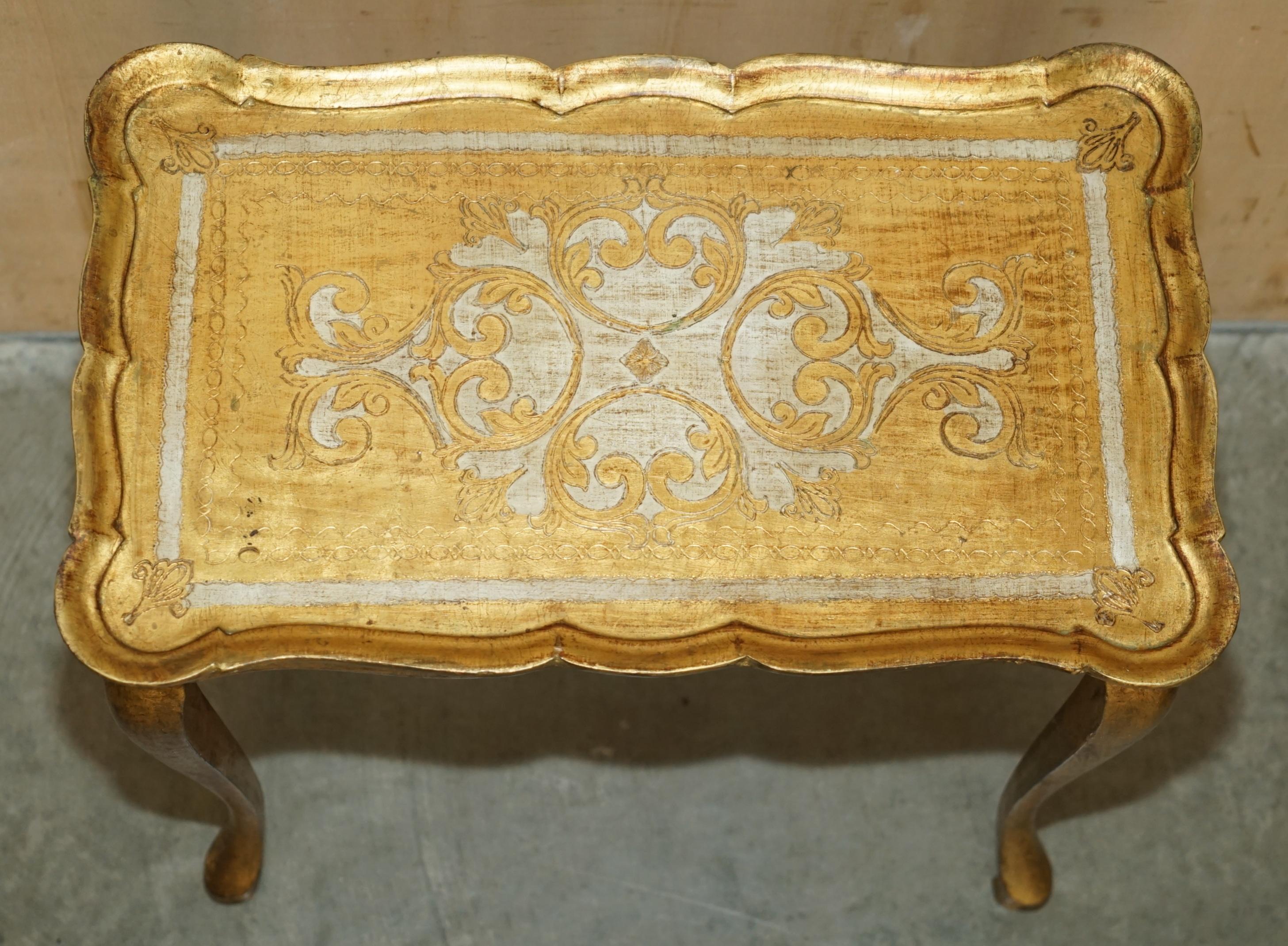 LOVELY ANTiQUE 1930 FLORENTINE VENETIAN HAND PAINTED & GILT NEST OF THREE TABLES For Sale 6