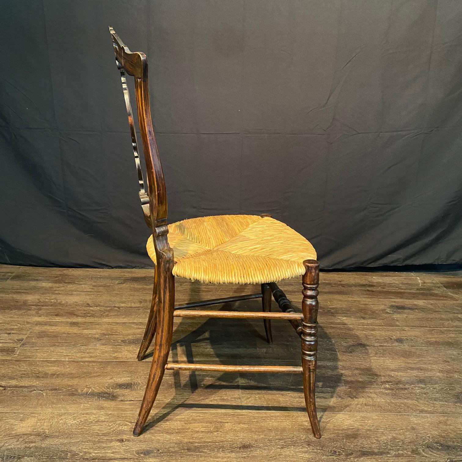 Vittoriano Graziosa sedia americana antica in legno intagliato in vendita