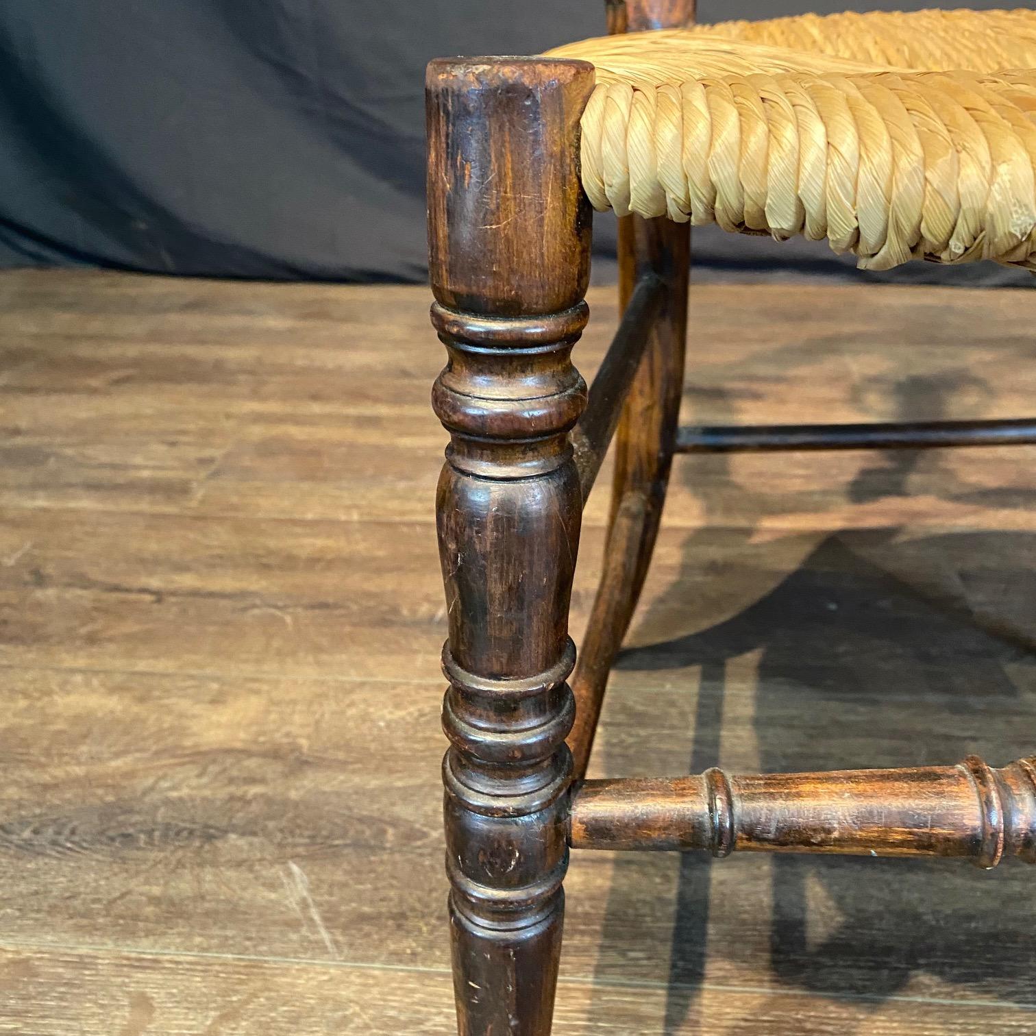 Graziosa sedia americana antica in legno intagliato In condizioni buone in vendita a Hopewell, NJ