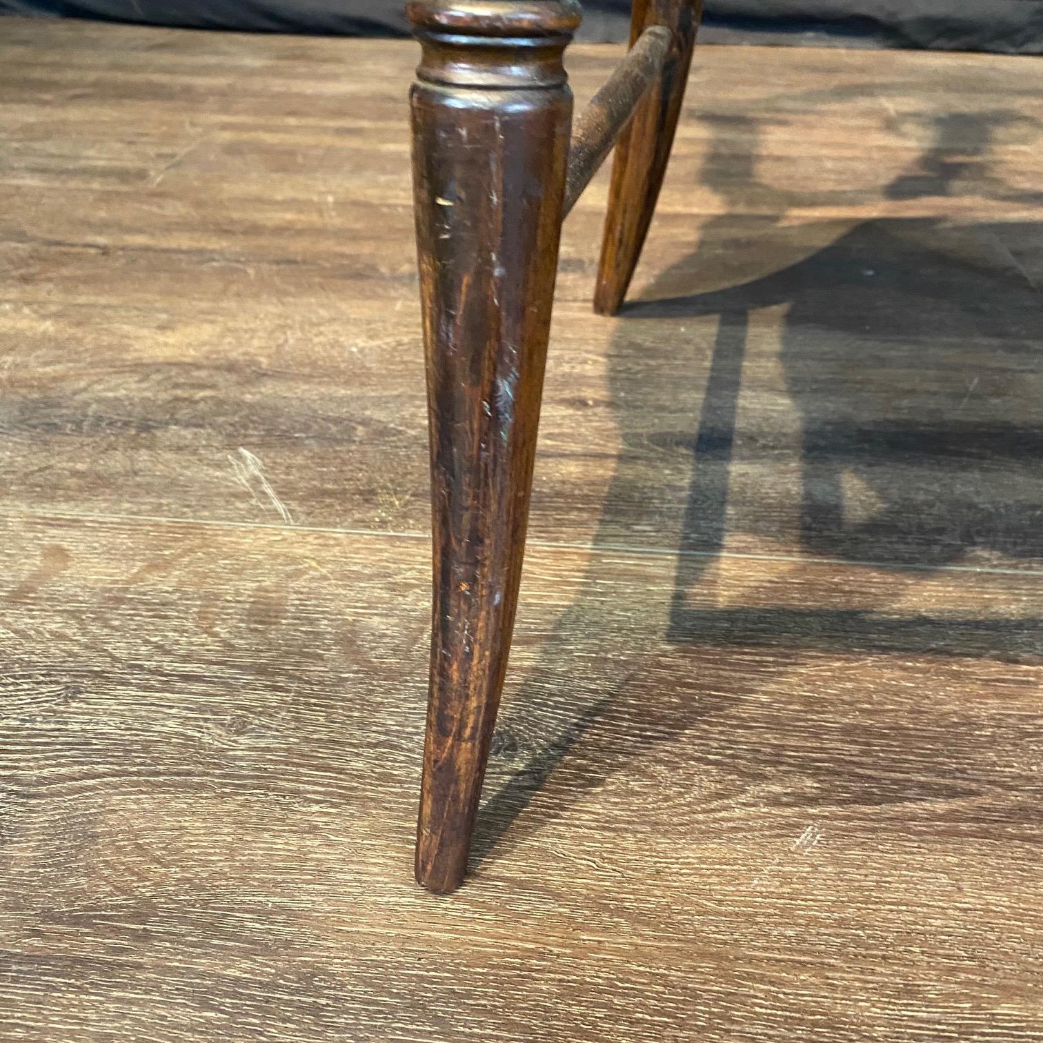 XIX secolo Graziosa sedia americana antica in legno intagliato in vendita