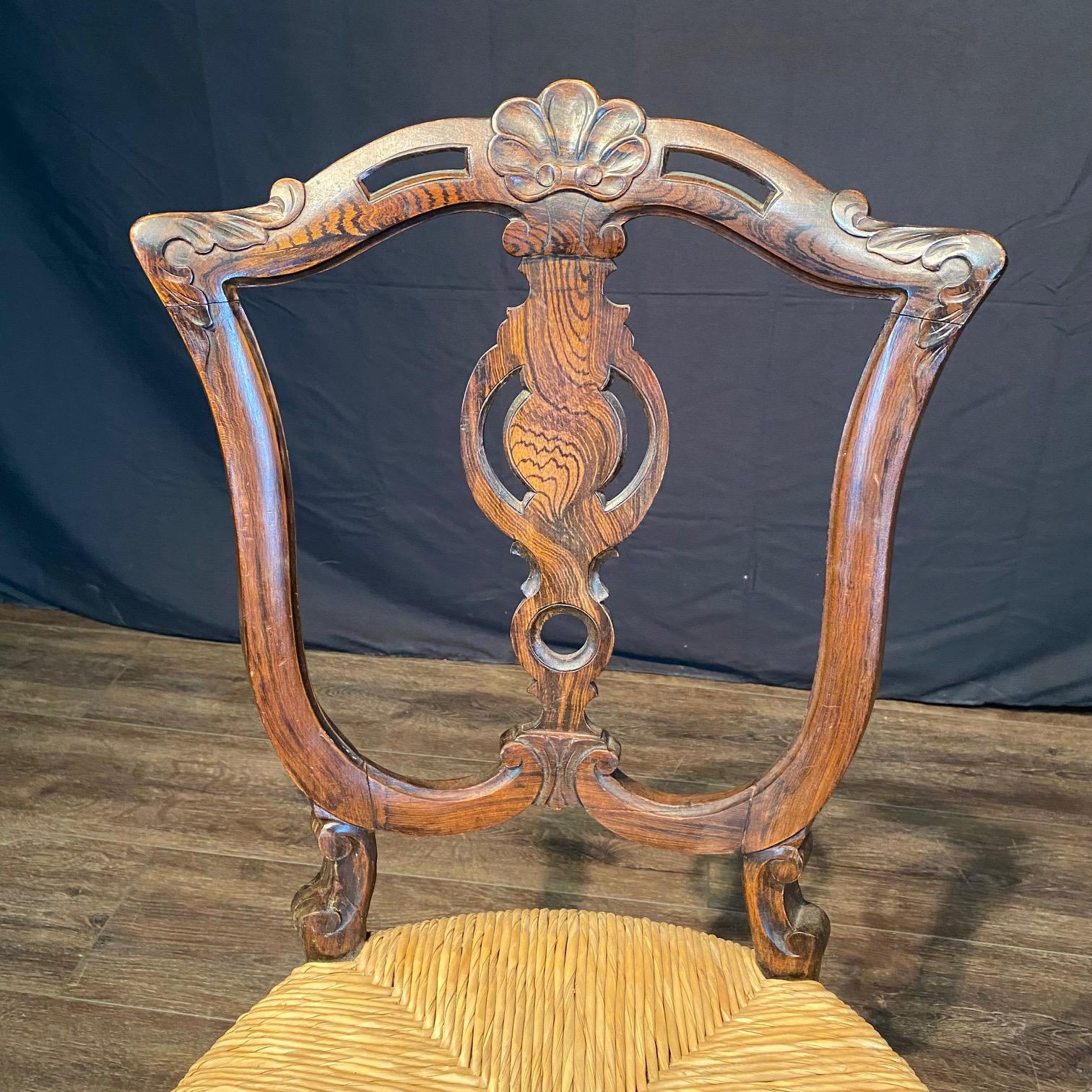 Graziosa sedia americana antica in legno intagliato in vendita 1