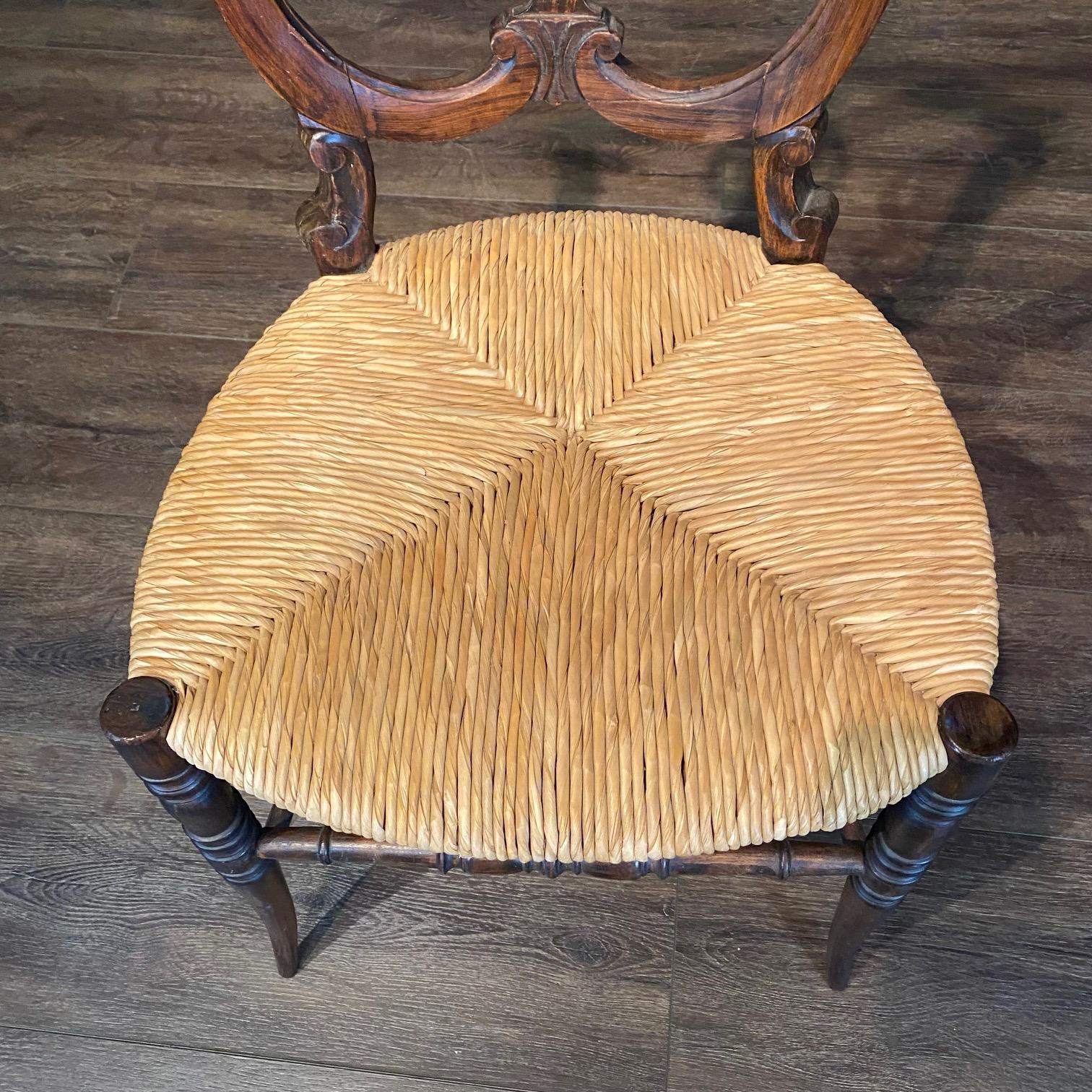 Graziosa sedia americana antica in legno intagliato in vendita 2