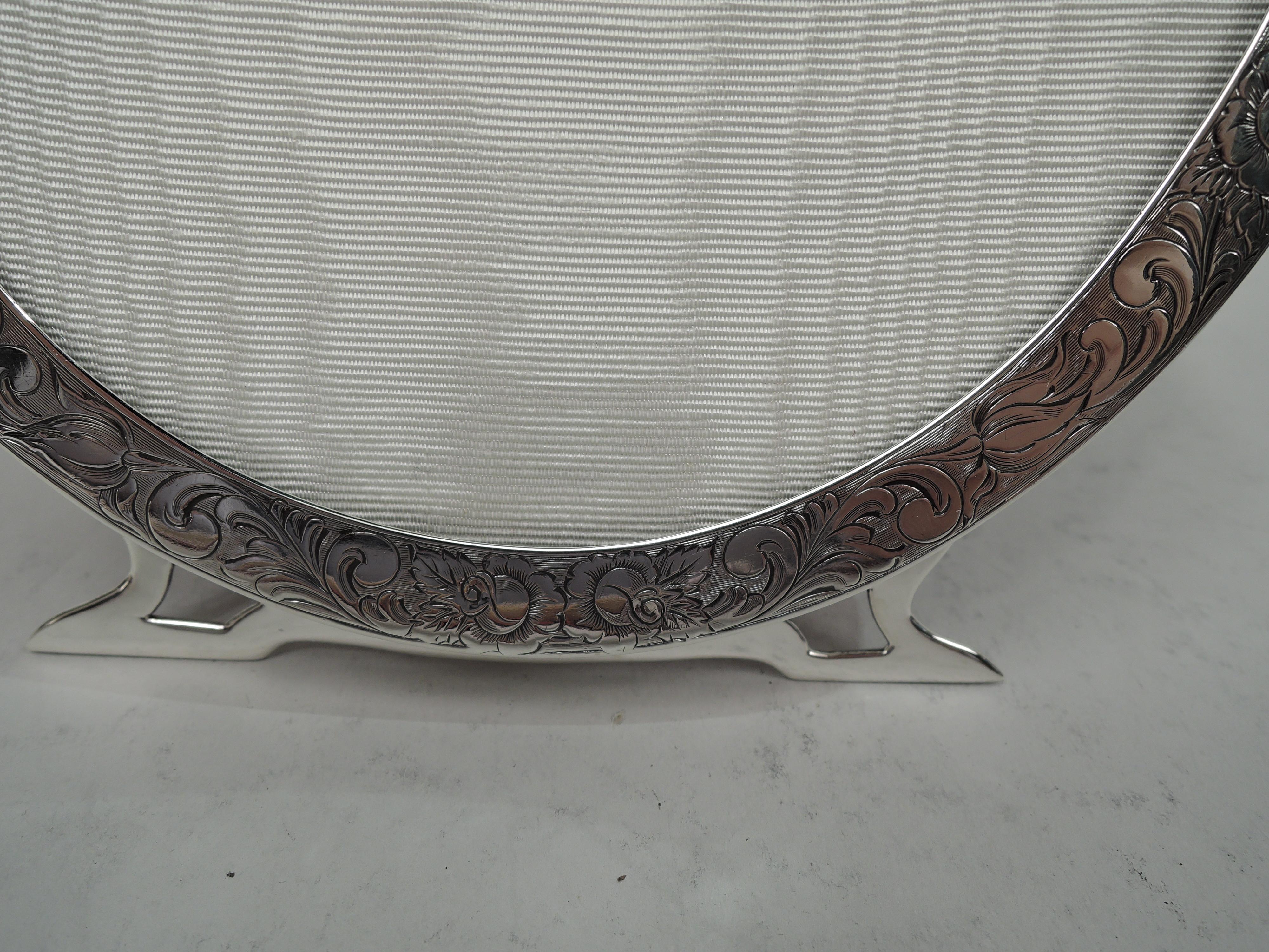 Lovely Antique American Edwardian Art Nouveau Oval Picture Frame In Good Condition For Sale In New York, NY
