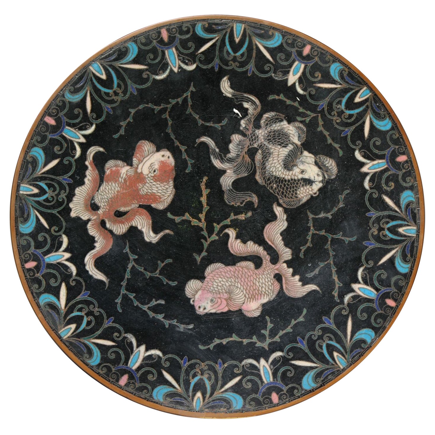 Ravissante assiette de présentation chinoise ancienne en bronze cloisonné or poissons, 19ème siècle