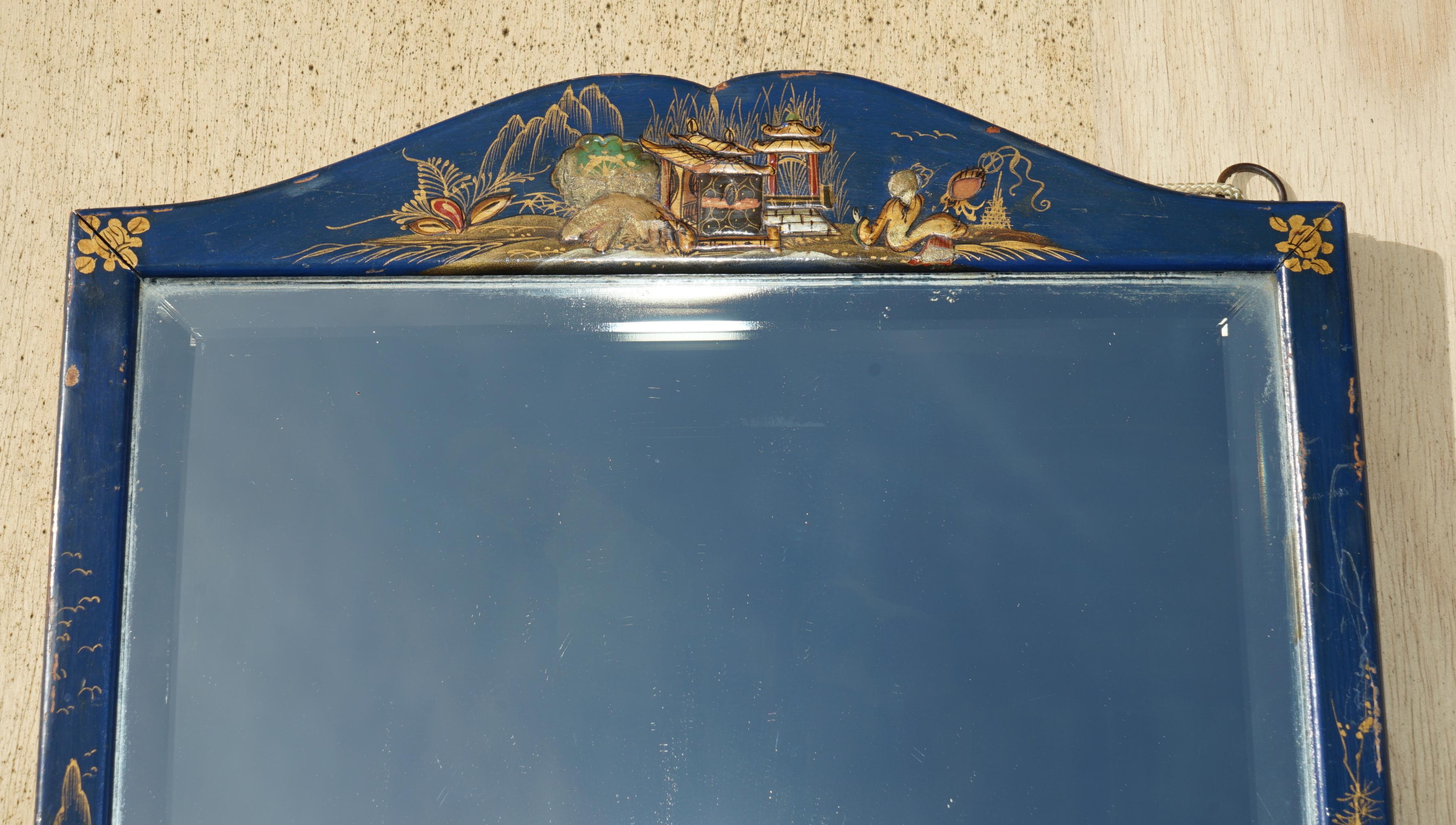 LOVELY ANTIQUE CHiNESE CHINOISERIE BLUE FRAMED MIRROR WITH ORNATE HAND PAINTINGS (Chinoiserie) im Angebot