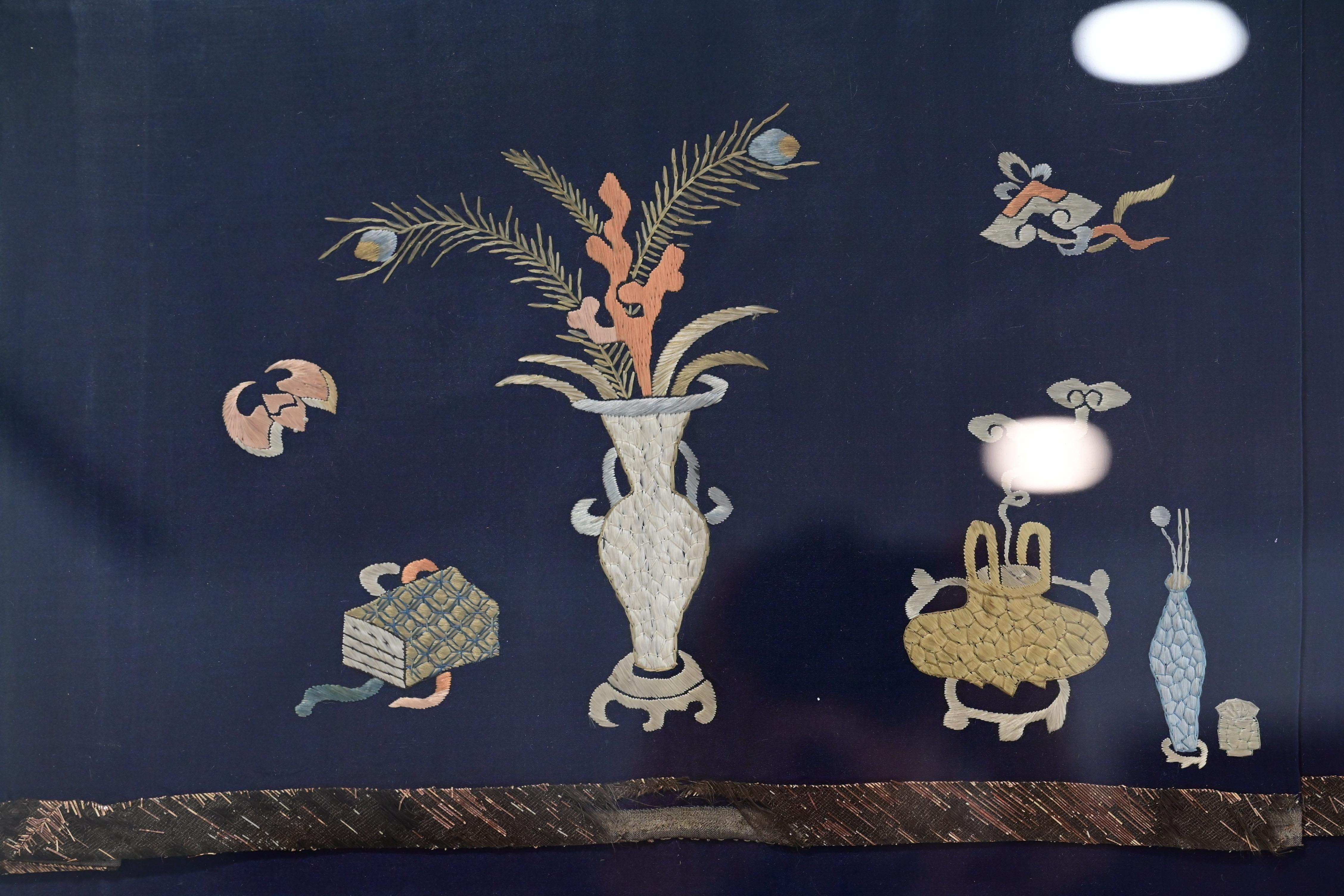 Schöner antiker chinesischer Seidentischbezug aus der Qing-Periode mit komplizierten Details im Angebot 7