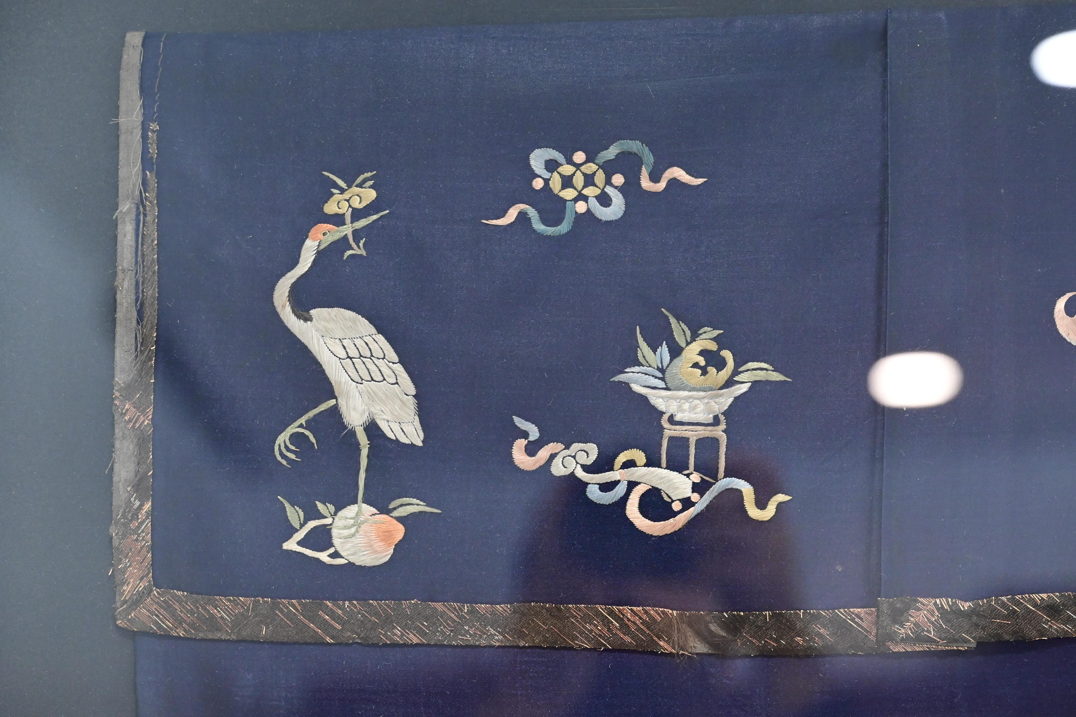 Schöner antiker chinesischer Seidentischbezug aus der Qing-Periode mit komplizierten Details im Angebot 9