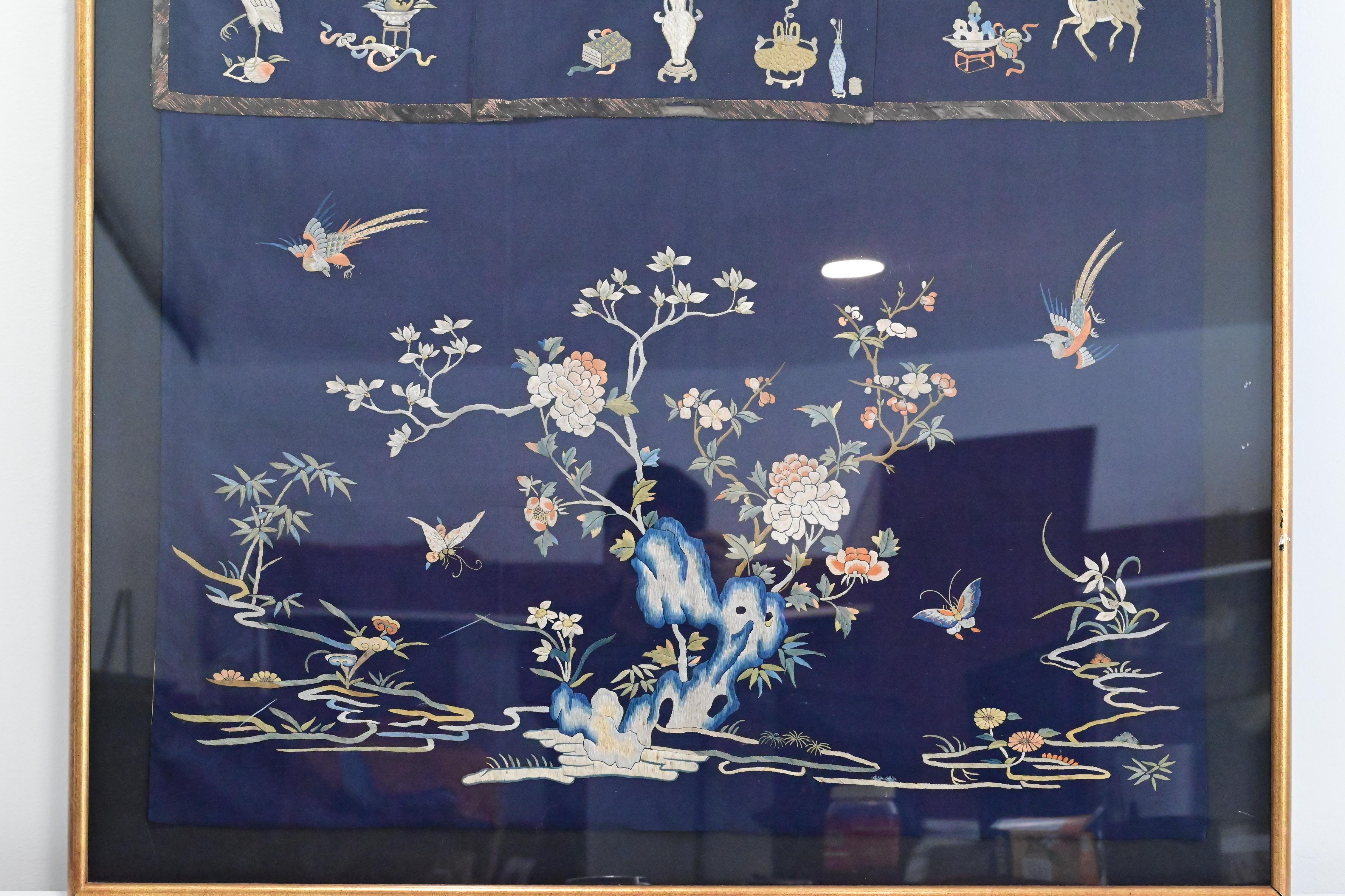 Diese exquisite chinesische Tischdecke aus der Qing-Zeit ist ein wahres Kunstwerk. Sie ist aus luxuriöser Seide und Stoff gefertigt und zeigt mit ihren filigranen Details die außergewöhnliche Handwerkskunst ihrer Schöpfer. Dieses Stück ist eine