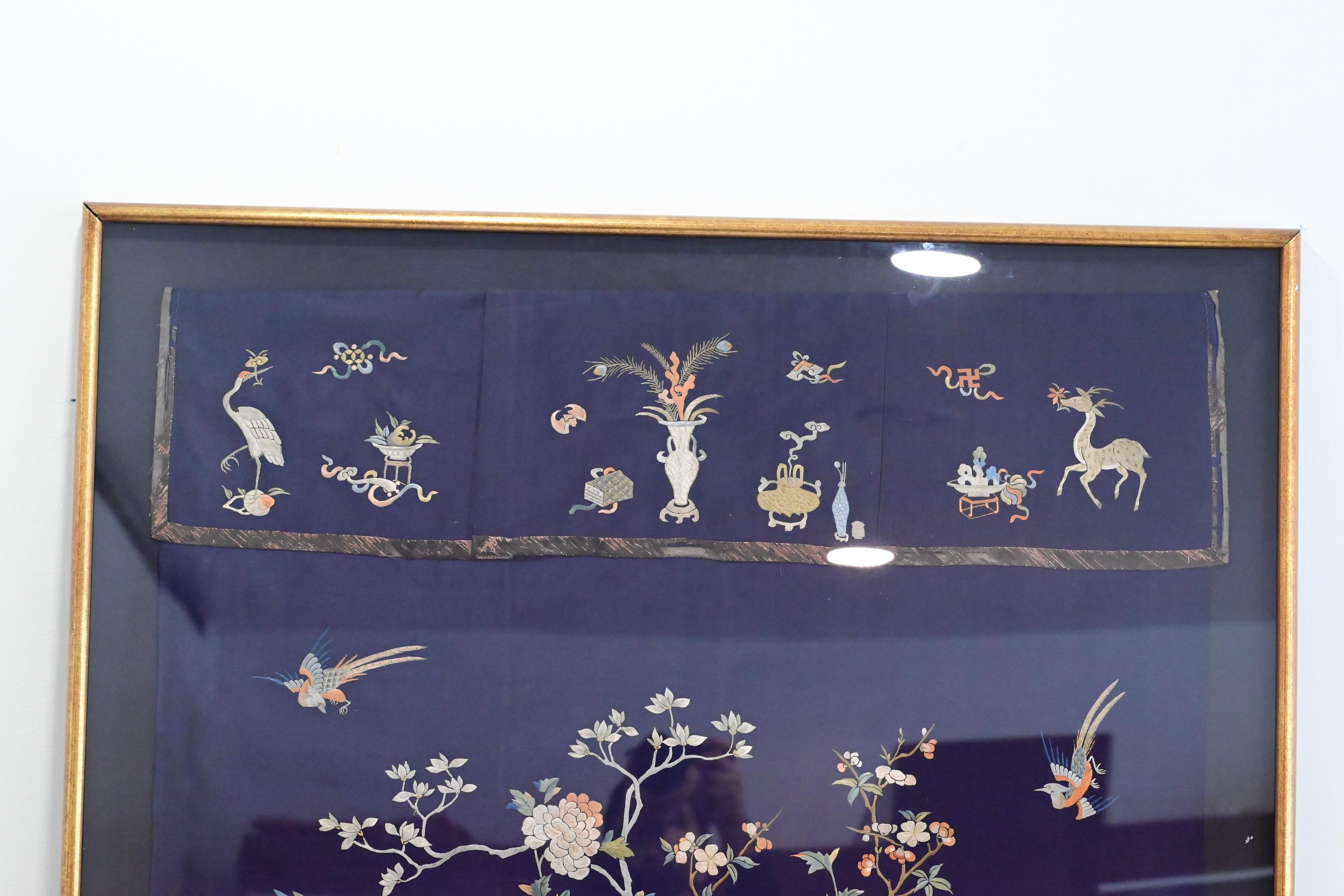 Schöner antiker chinesischer Seidentischbezug aus der Qing-Periode mit komplizierten Details im Zustand „Gut“ im Angebot in Media, PA