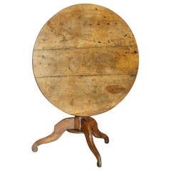 Ravissante Antiquité circa 1860-1880 Table à grillon en bois de fruitier à trois plateaux à plateau basculant