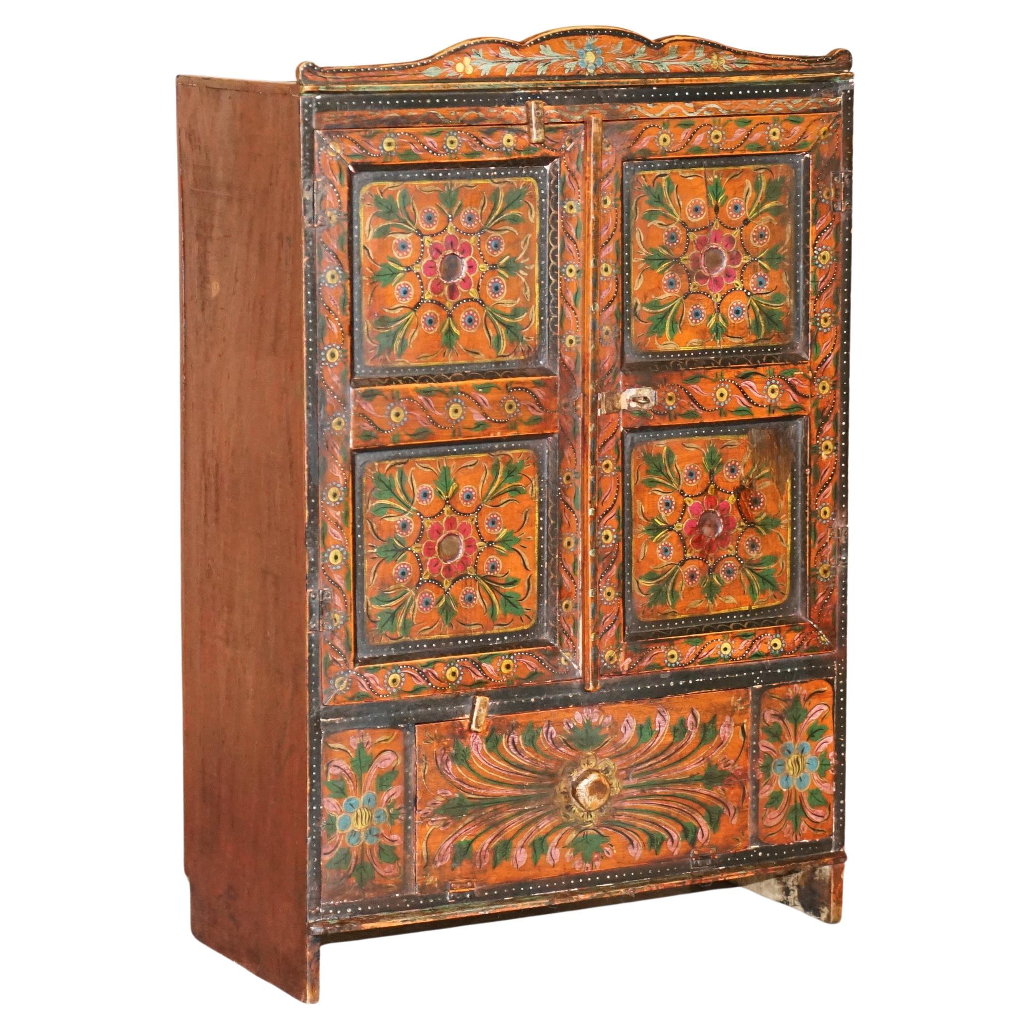 Ravissante Antique circa 1860 peinte à la main East Europeon Side Cupboard Cabinet