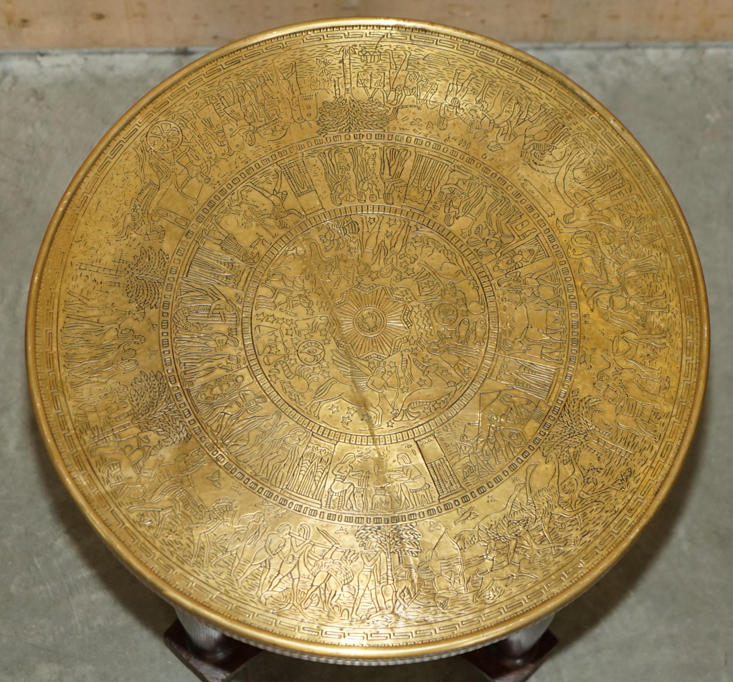 LOVELY ANTIQUE CiRCA 1900 EGYPTIAN BRASS ENGRAVED TOP OCCASIONAL CENTRE TABLE For Sale 3