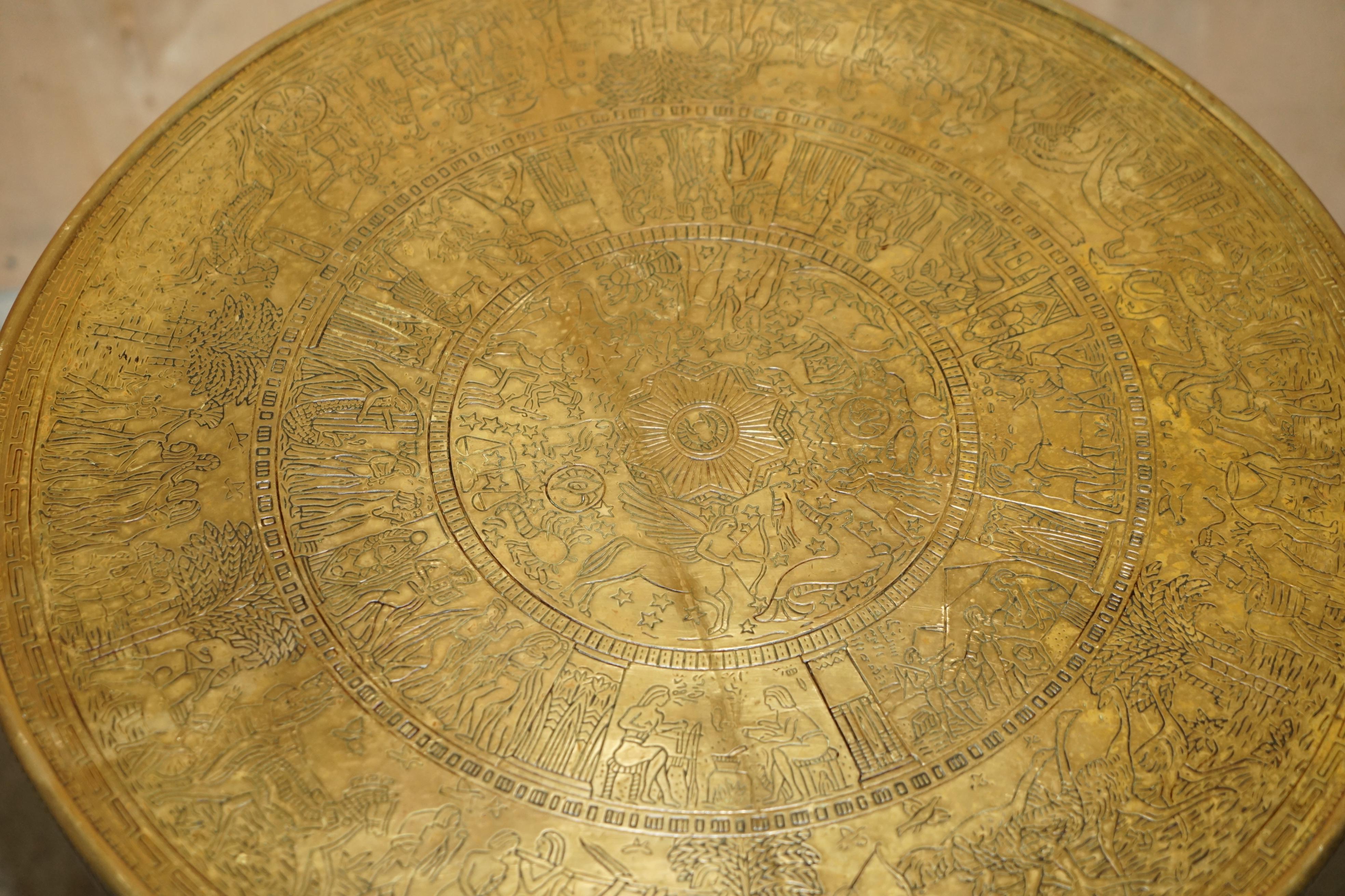 LOVELY ANTIQUE CiRCA 1900 EGYPTIAN BRASS ENGRAVED TOP OCCASIONAL CENTRE TABLE For Sale 5