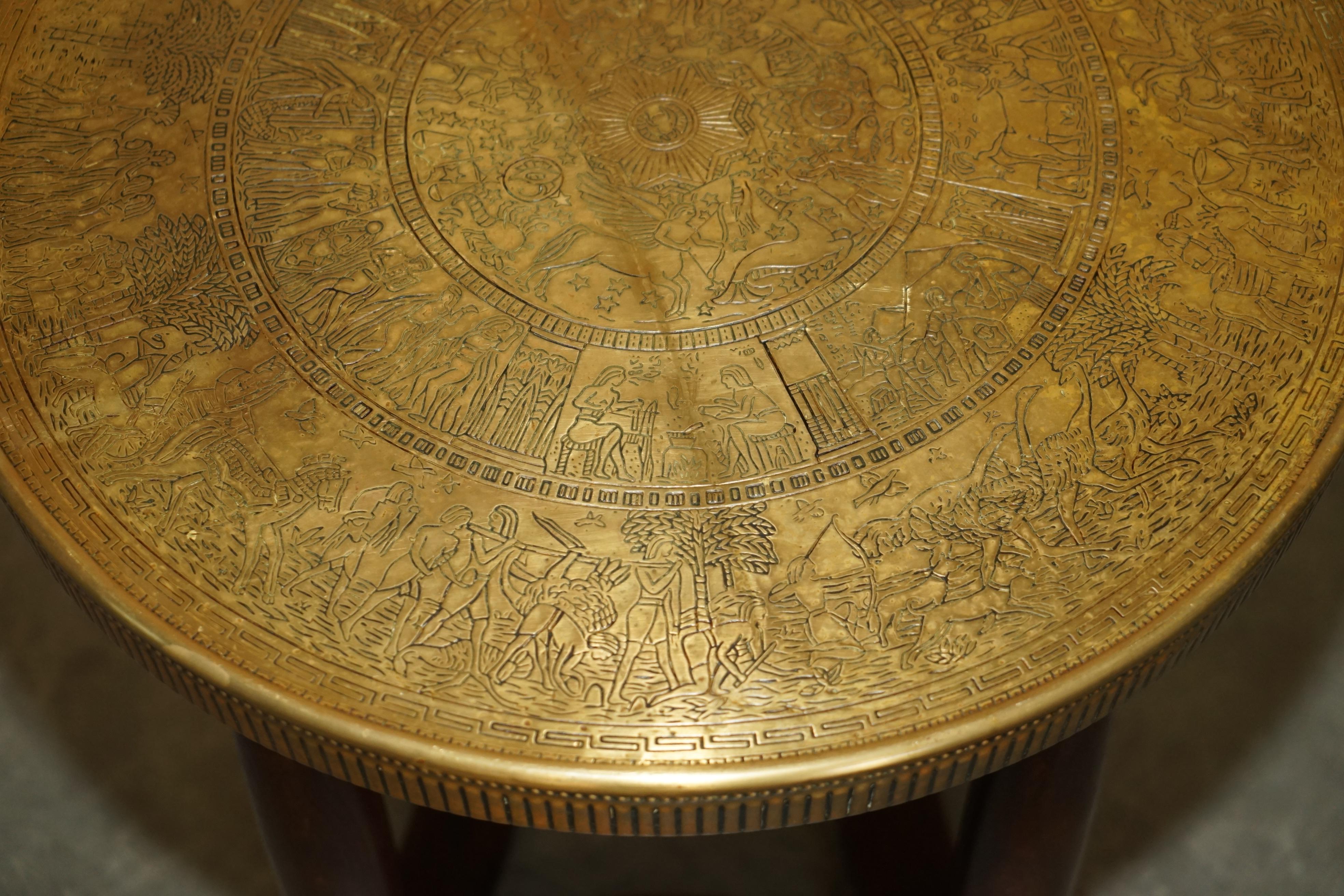 LOVELY ANTIQUE CiRCA 1900 EGYPTIAN BRASS ENGRAVED TOP OCCASIONAL CENTRE TABLE For Sale 6