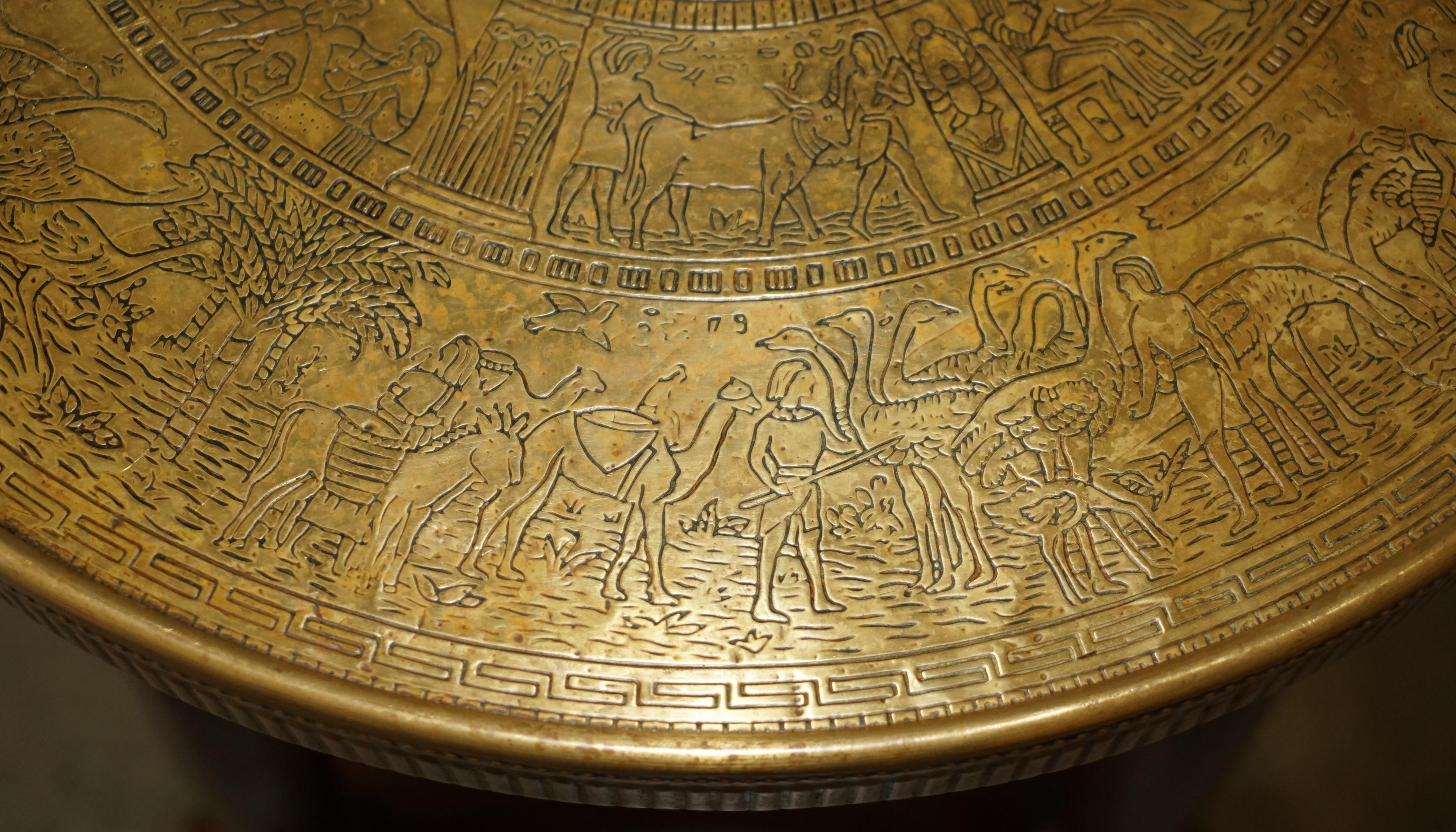 LOVELY ANTIQUE CiRCA 1900 EGYPTIAN BRASS ENGRAVED TOP OCCASIONAL CENTRE TABLE For Sale 9