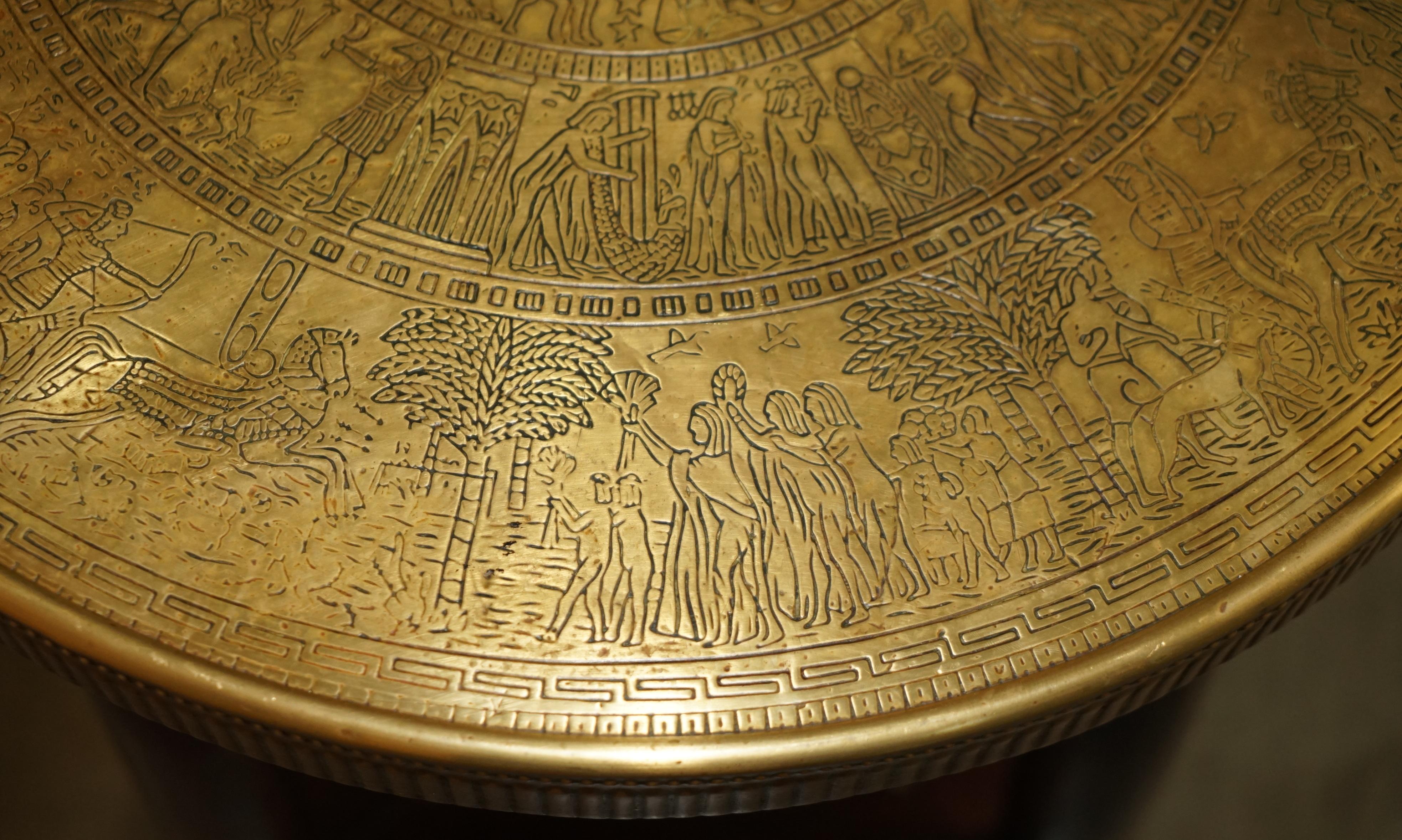 LOVELY ANTIQUE CiRCA 1900 EGYPTIAN BRASS ENGRAVED TOP OCCASIONAL CENTRE TABLE For Sale 10
