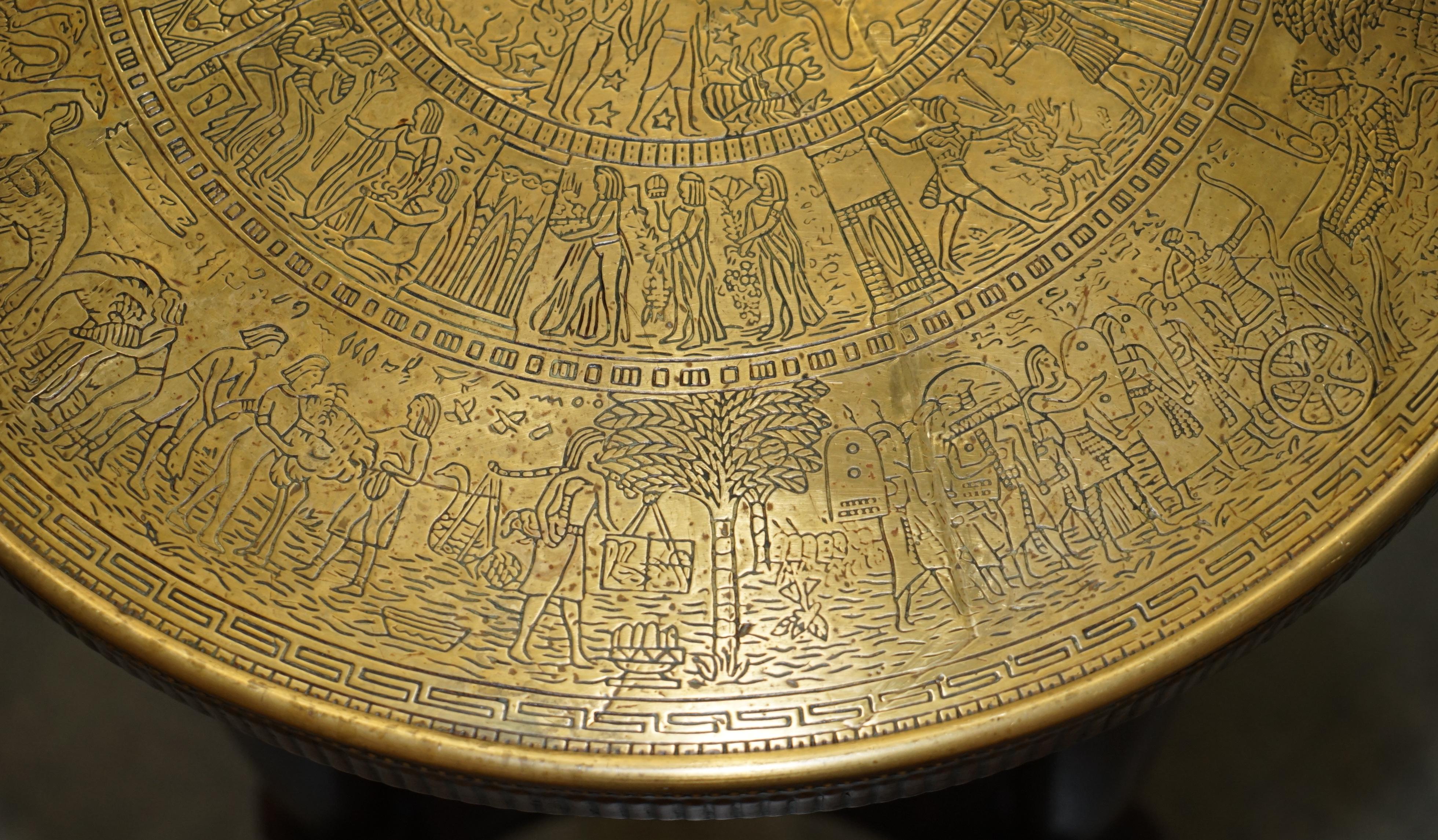 LOVELY ANTIQUE CiRCA 1900 EGYPTIAN BRASS ENGRAVED TOP OCCASIONAL CENTRE TABLE For Sale 11