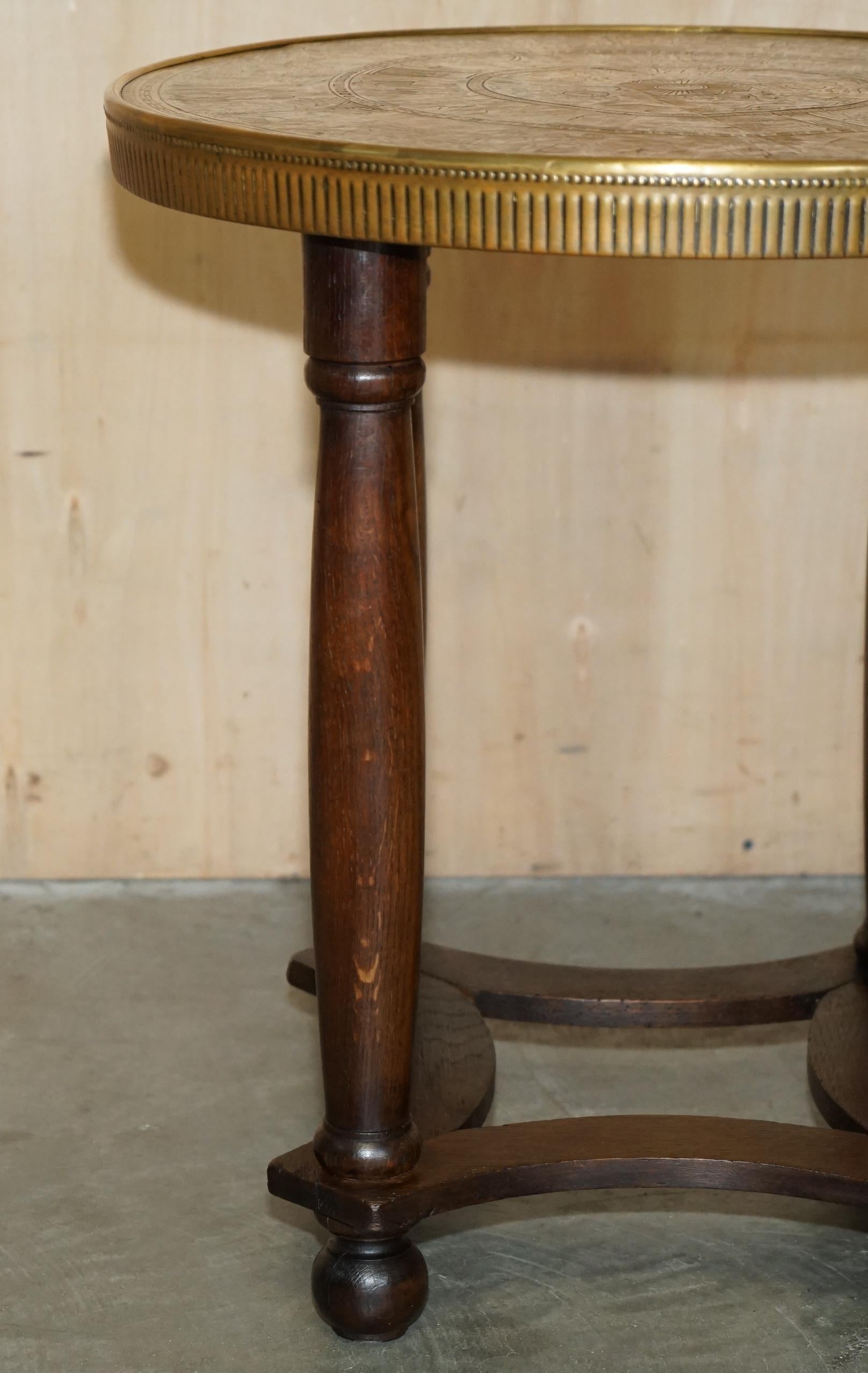 LOVELY ANTIQUE CiRCA 1900 EGYPTIAN BRASS ENGRAVED TOP OCCASIONAL CENTRE TABLE (Frühes 20. Jahrhundert) im Angebot