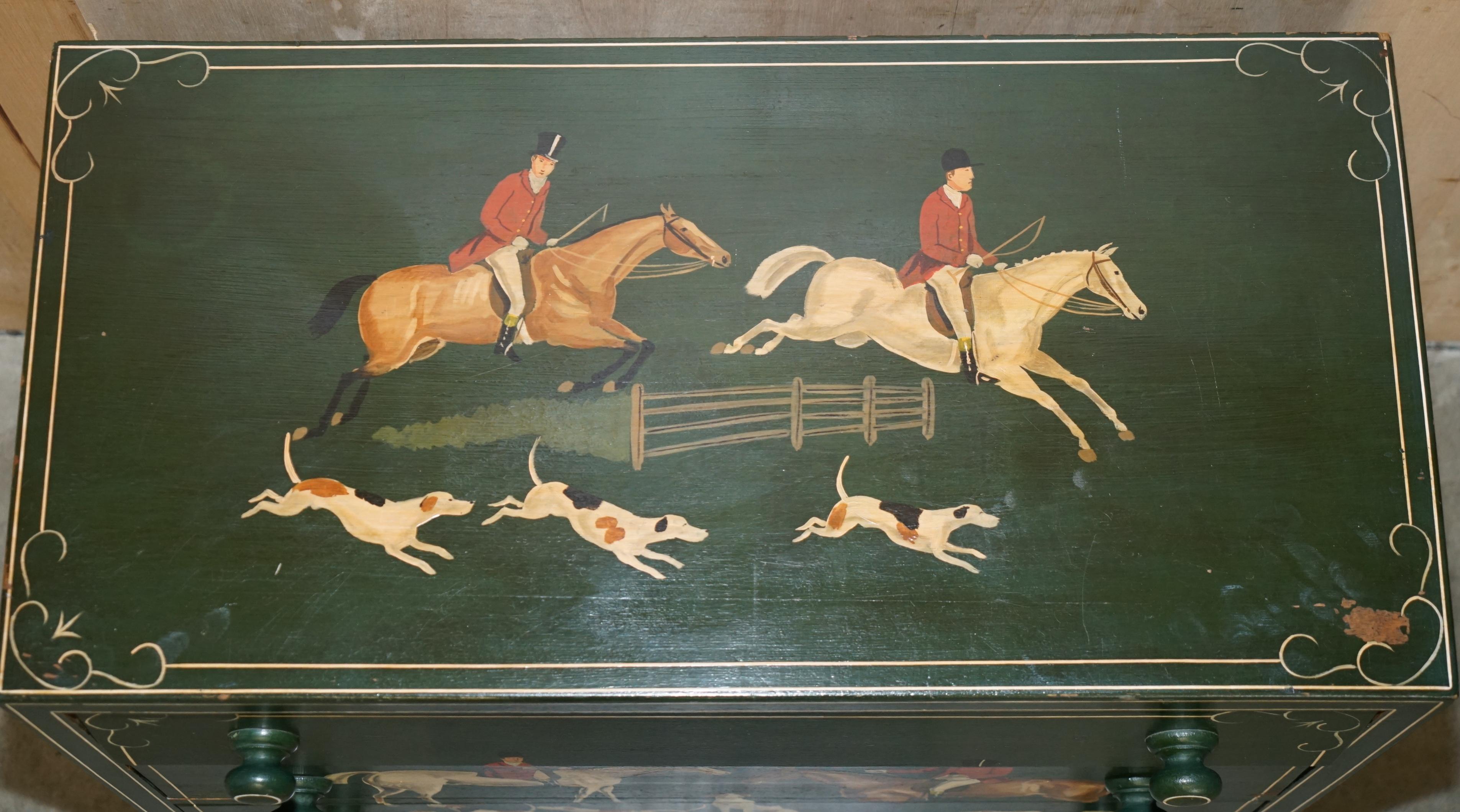 LOVELY ANTiQUE CHEST OF DRAWERS PAINTES EN GREEN DEPICTING HORSE & RIDER CIRCA 1900 en vente 3