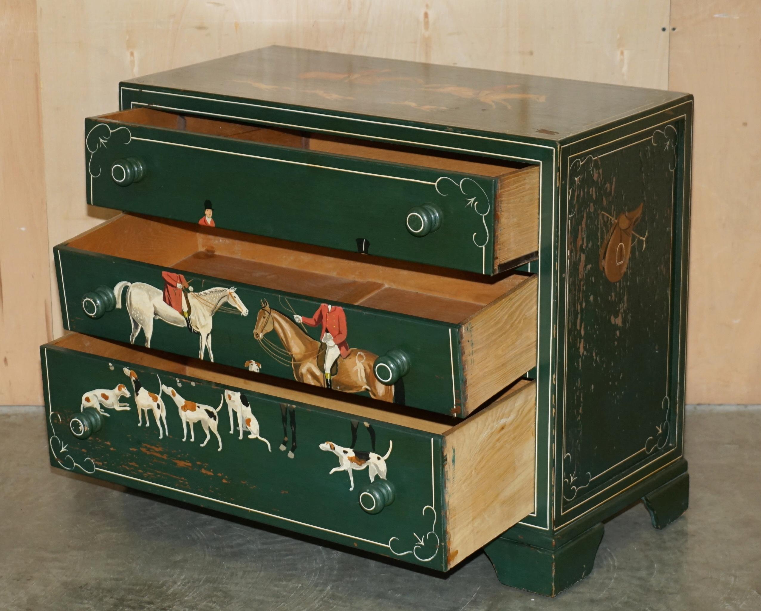 LOVELY ANTiQUE CHEST OF DRAWERS PAINTES EN GREEN DEPICTING HORSE & RIDER CIRCA 1900 en vente 11