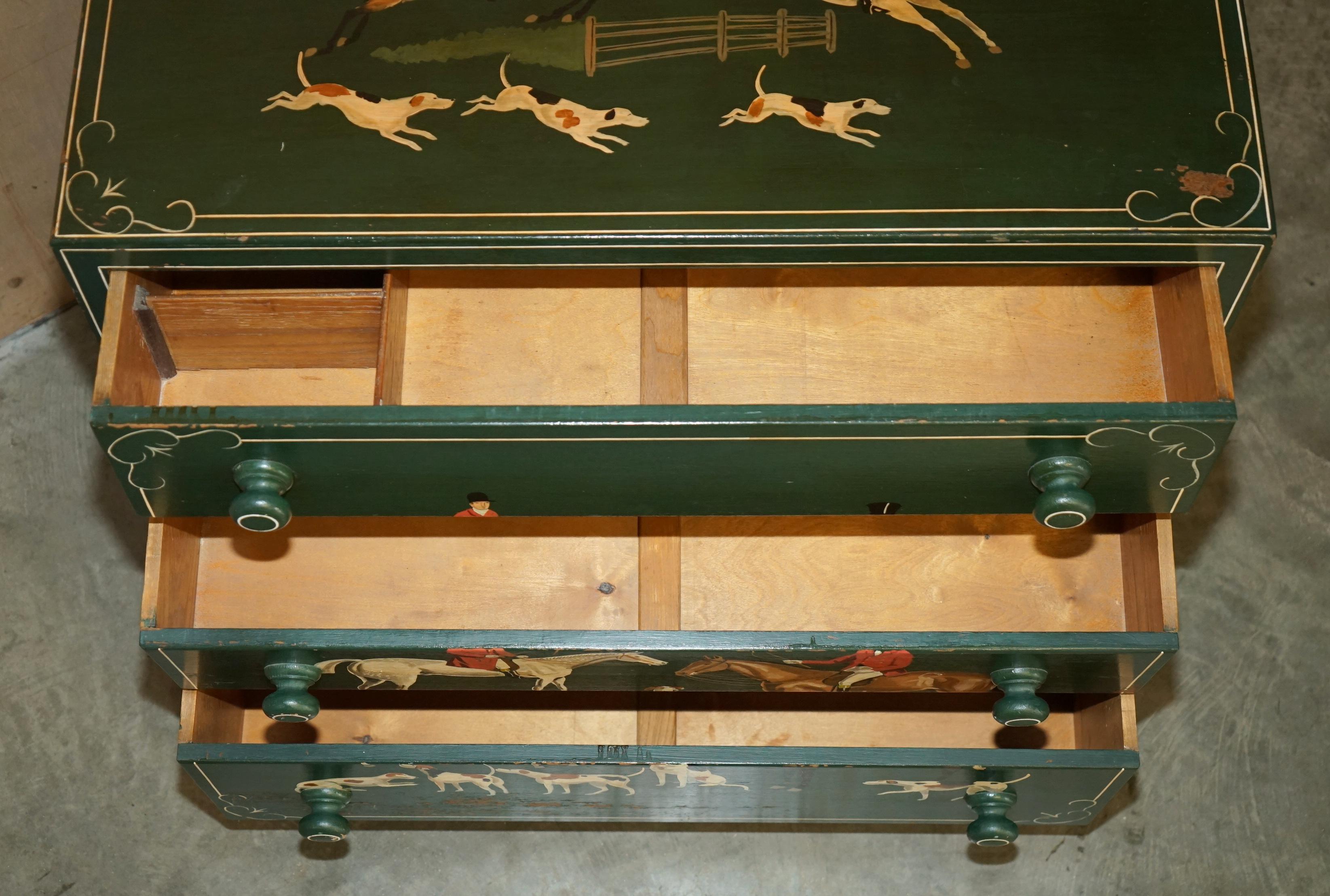LOVELY ANTiQUE CHEST OF DRAWERS PAINTES EN GREEN DEPICTING HORSE & RIDER CIRCA 1900 en vente 12