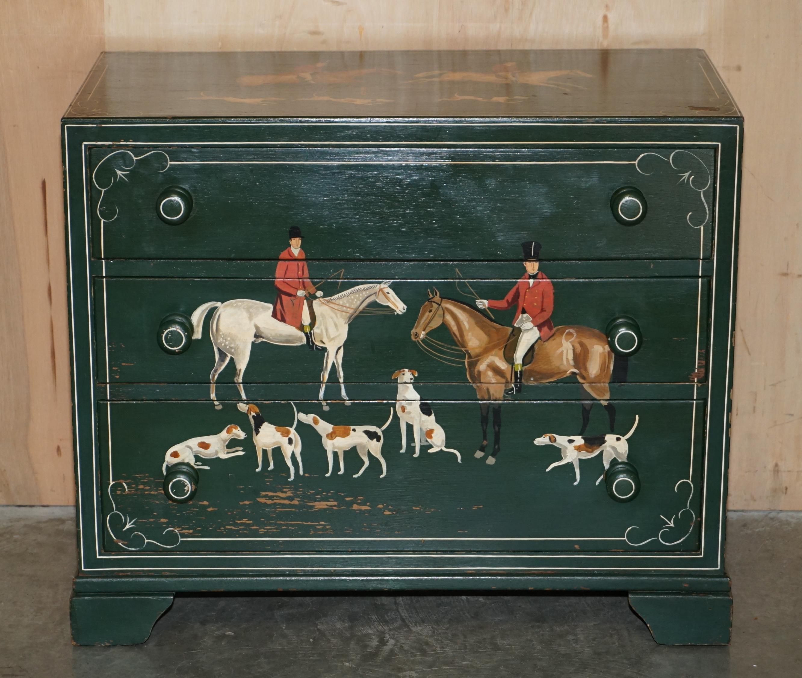 Victorien LOVELY ANTiQUE CHEST OF DRAWERS PAINTES EN GREEN DEPICTING HORSE & RIDER CIRCA 1900 en vente