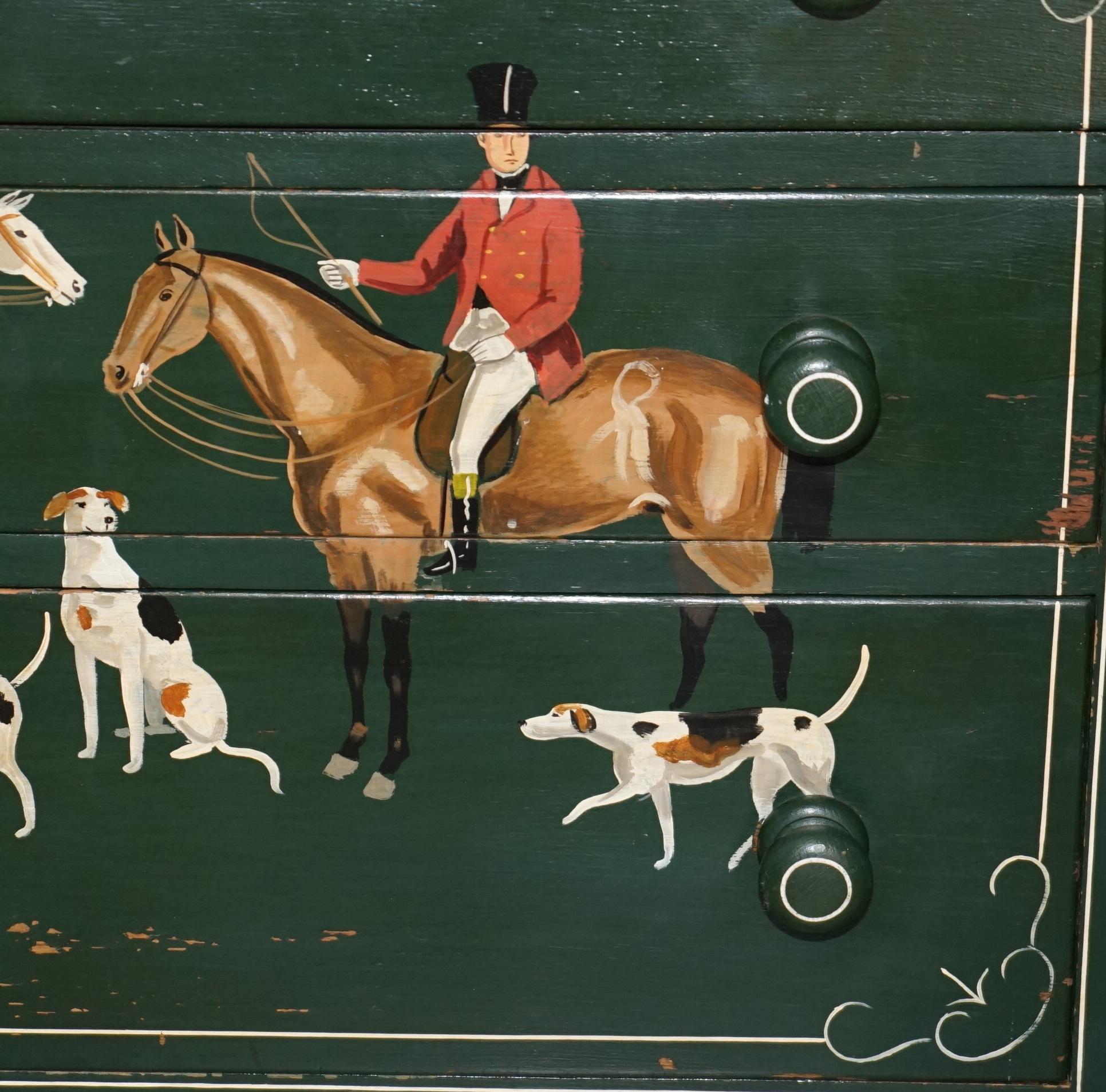Peint LOVELY ANTiQUE CHEST OF DRAWERS PAINTES EN GREEN DEPICTING HORSE & RIDER CIRCA 1900 en vente