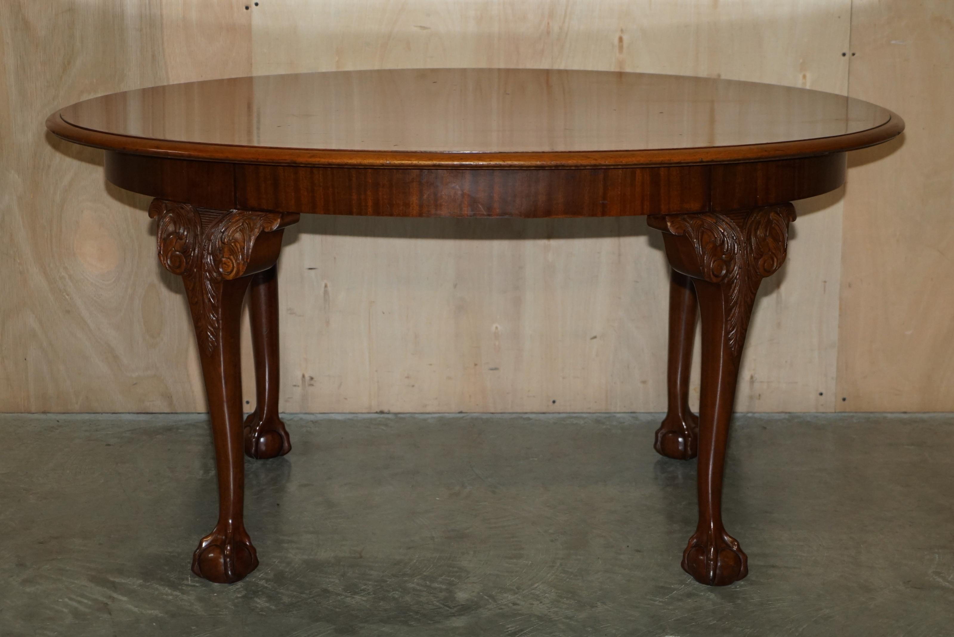 Wir freuen uns, diesen schönen antiken Esstisch aus englischem Nussbaumholz aus den 1920er Jahren mit handgeschnitzten Klauen- und Kugelfüßen zum Verkauf anzubieten. 

Ein sehr gut gemachter und dekorativer Tisch mit langen, eleganten
