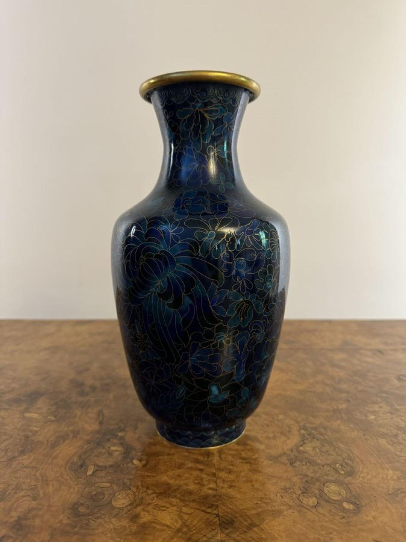 Grazioso vaso antico a forma di cloisonné, con una bella forma decorata con fiori in splendidi colori blu e oro.

D. 1920 