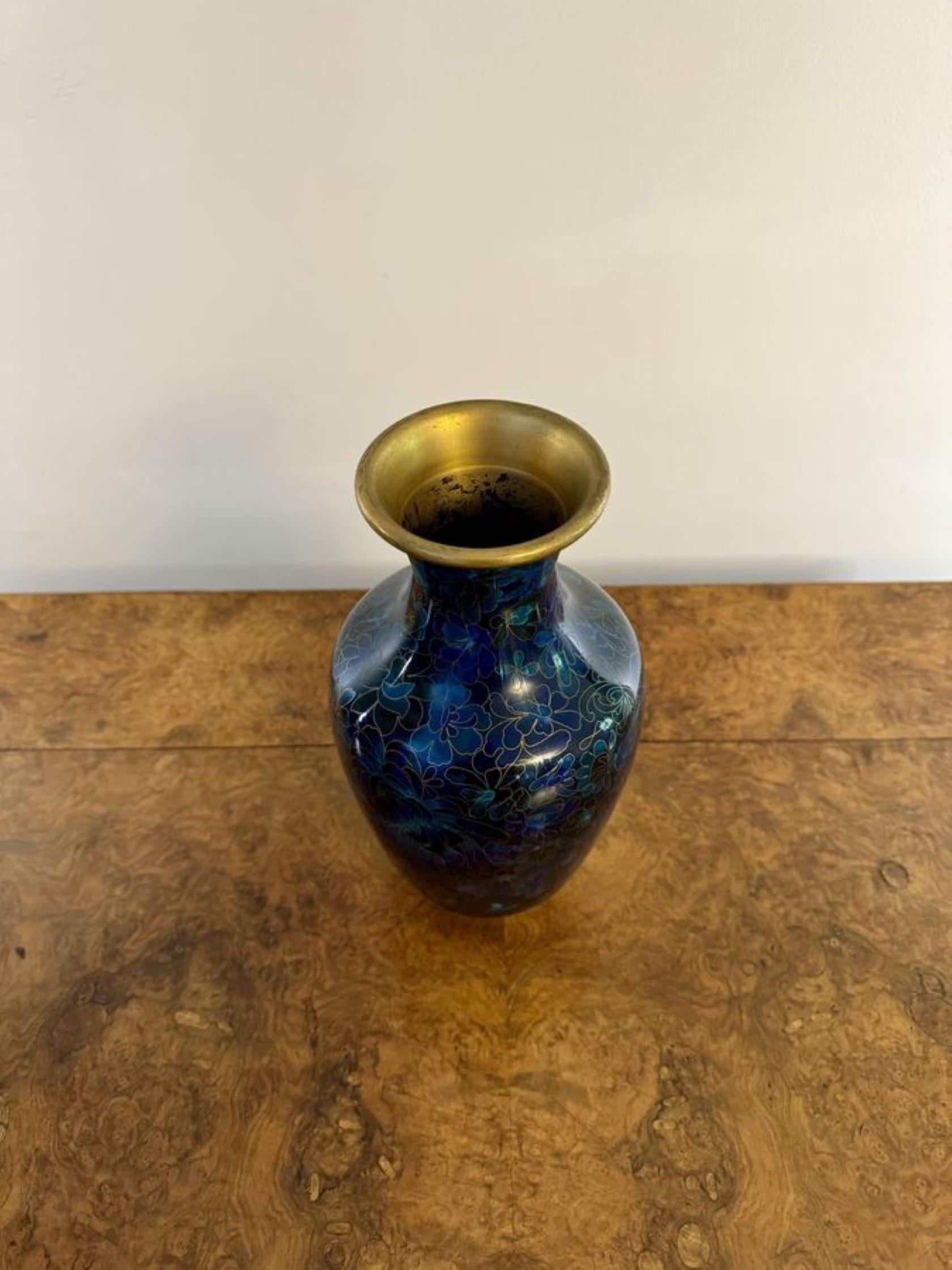 XX secolo Grazioso vaso antico a forma di cloisonne in vendita