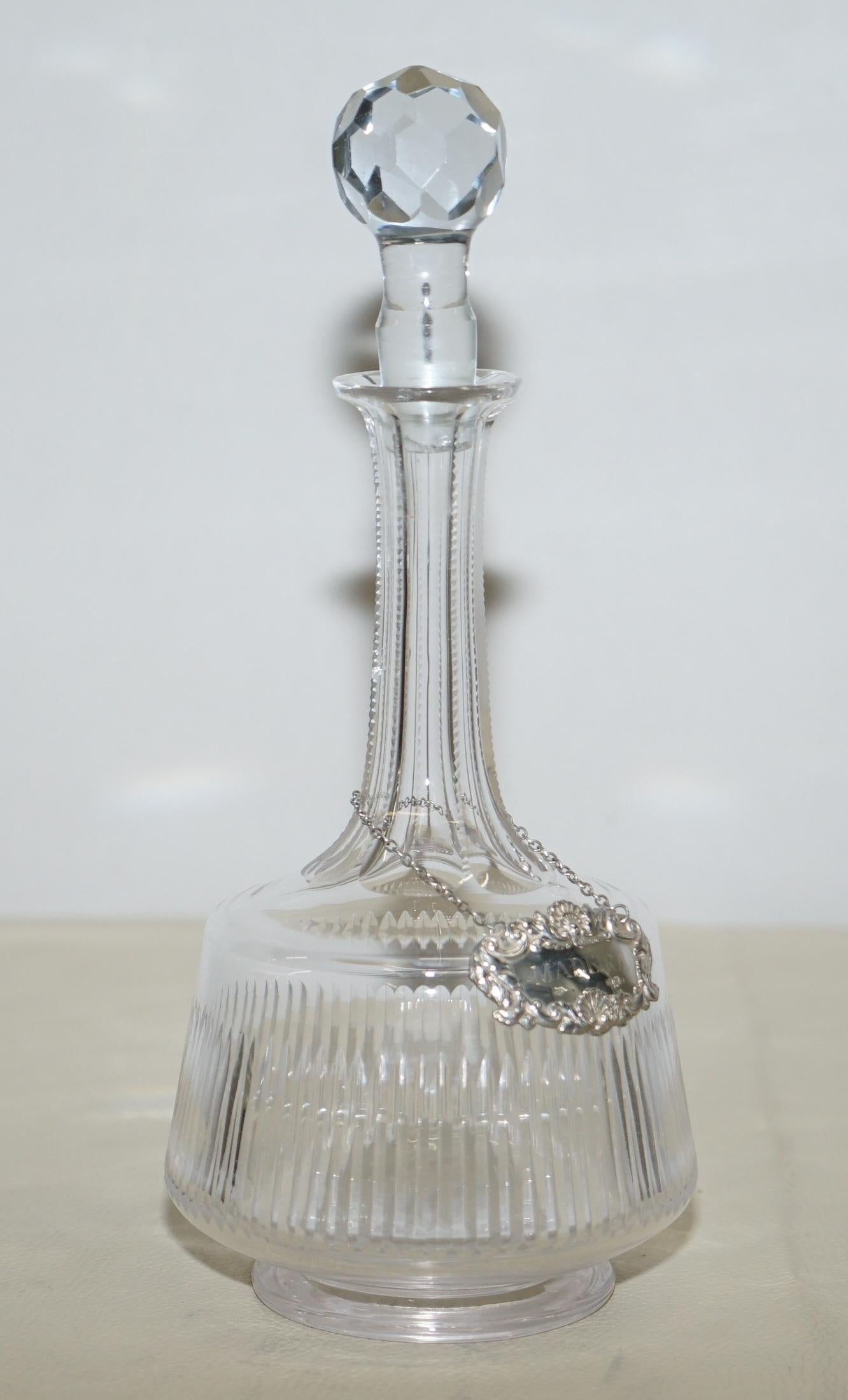 Wimbledon-Möbel

Wimbledon-Furniture freut sich, eine edle Kristallkaraffe aus geschliffenem Glas mit einem Brandy-Etikett aus Sterlingsilber zum Verkauf anzubieten

Ein gut aussehendes und dekoratives Stück, das hängende Halsband ist eindeutig mit