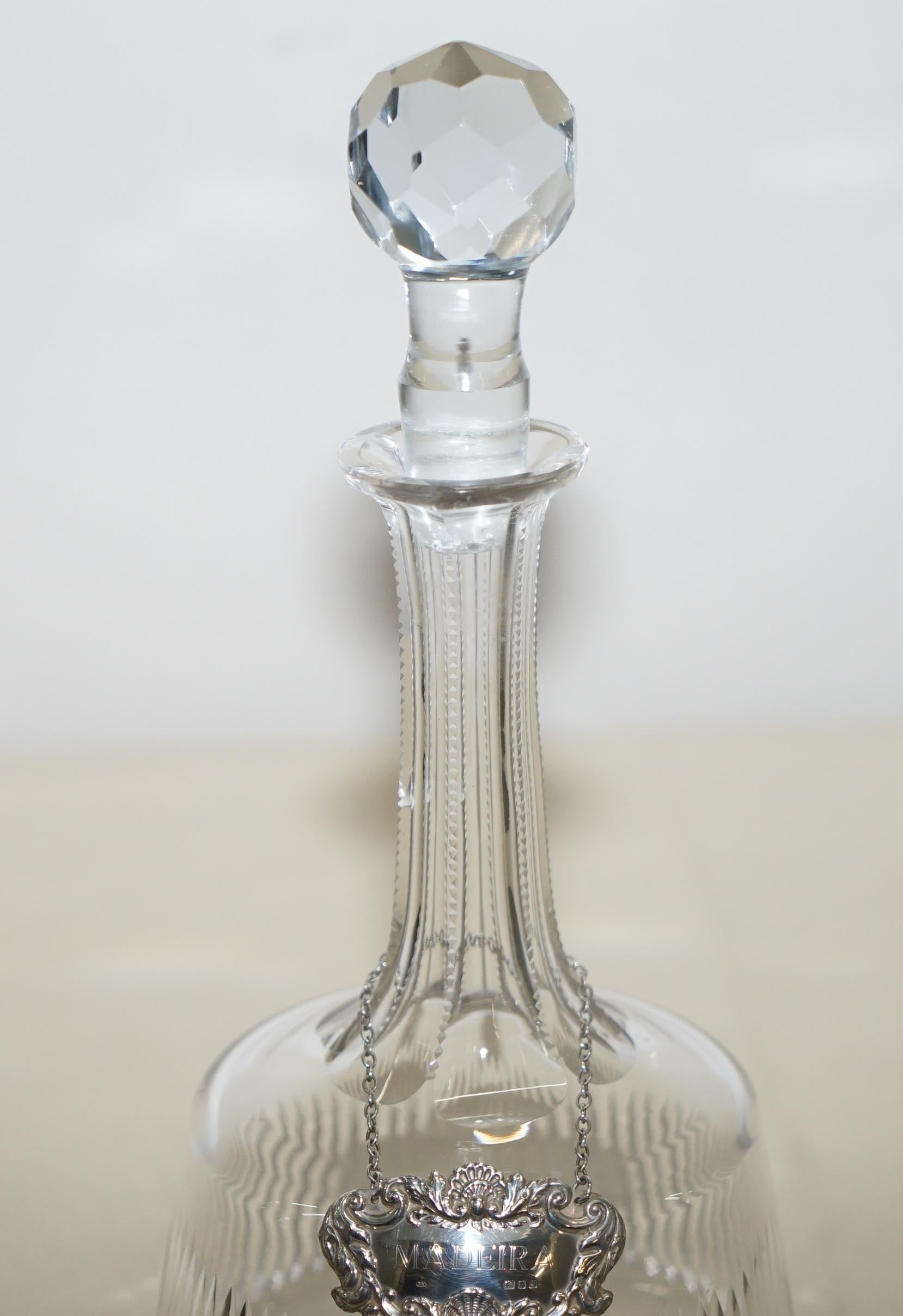 Art déco Ravissante carafe à décanter antique en cristal taillé en verre avec étiquette suspendue Brandy en argent sterling, 1974 en vente